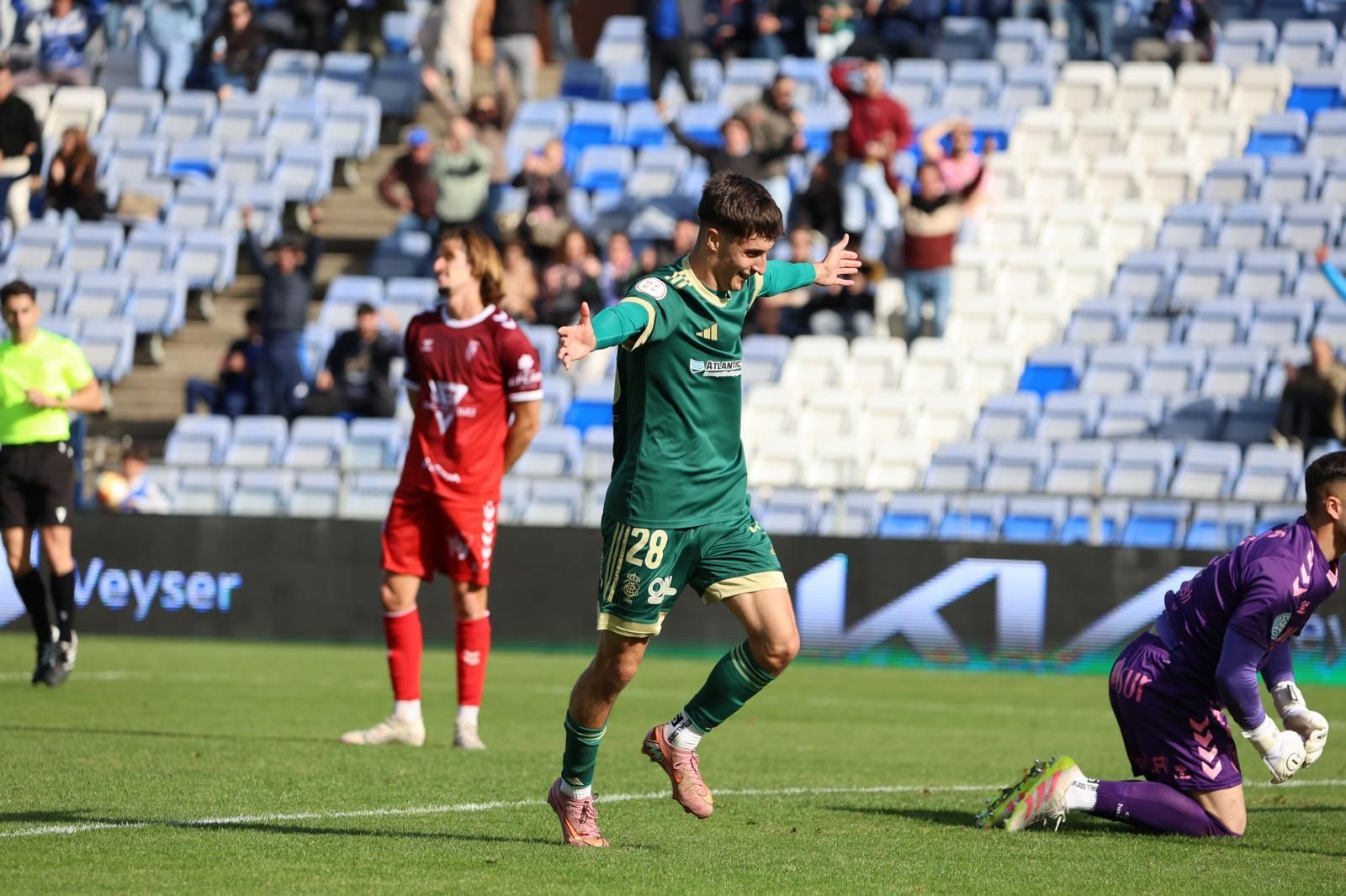 Pablo Évora celebra uno de los goles del Decano.