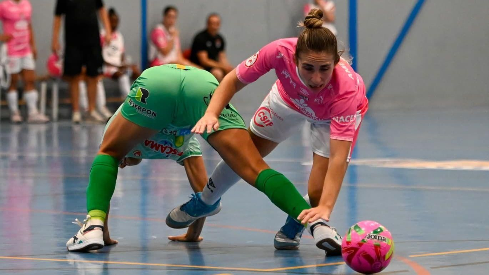 Ame Romero lucha por el balón con una jugadora del cuadro gallego.