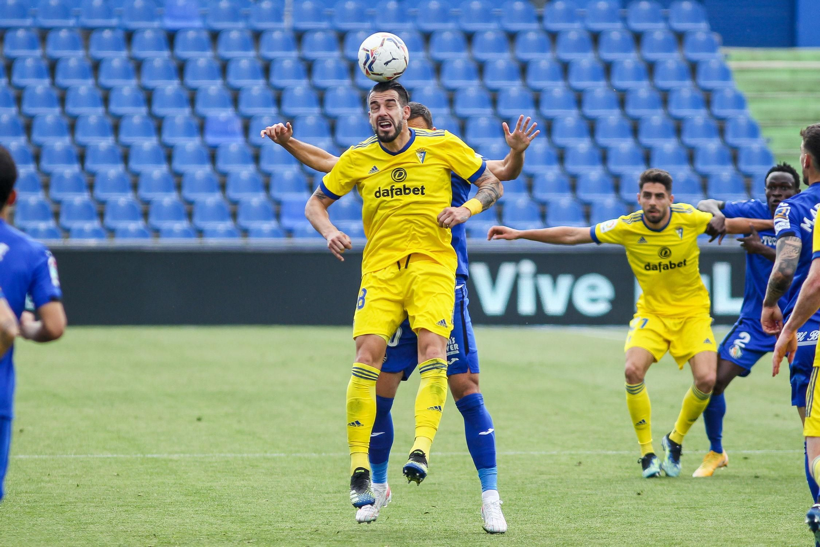 Negredo cabecea el balón en Getafe. Negredo cabecea el balón en Getafe.