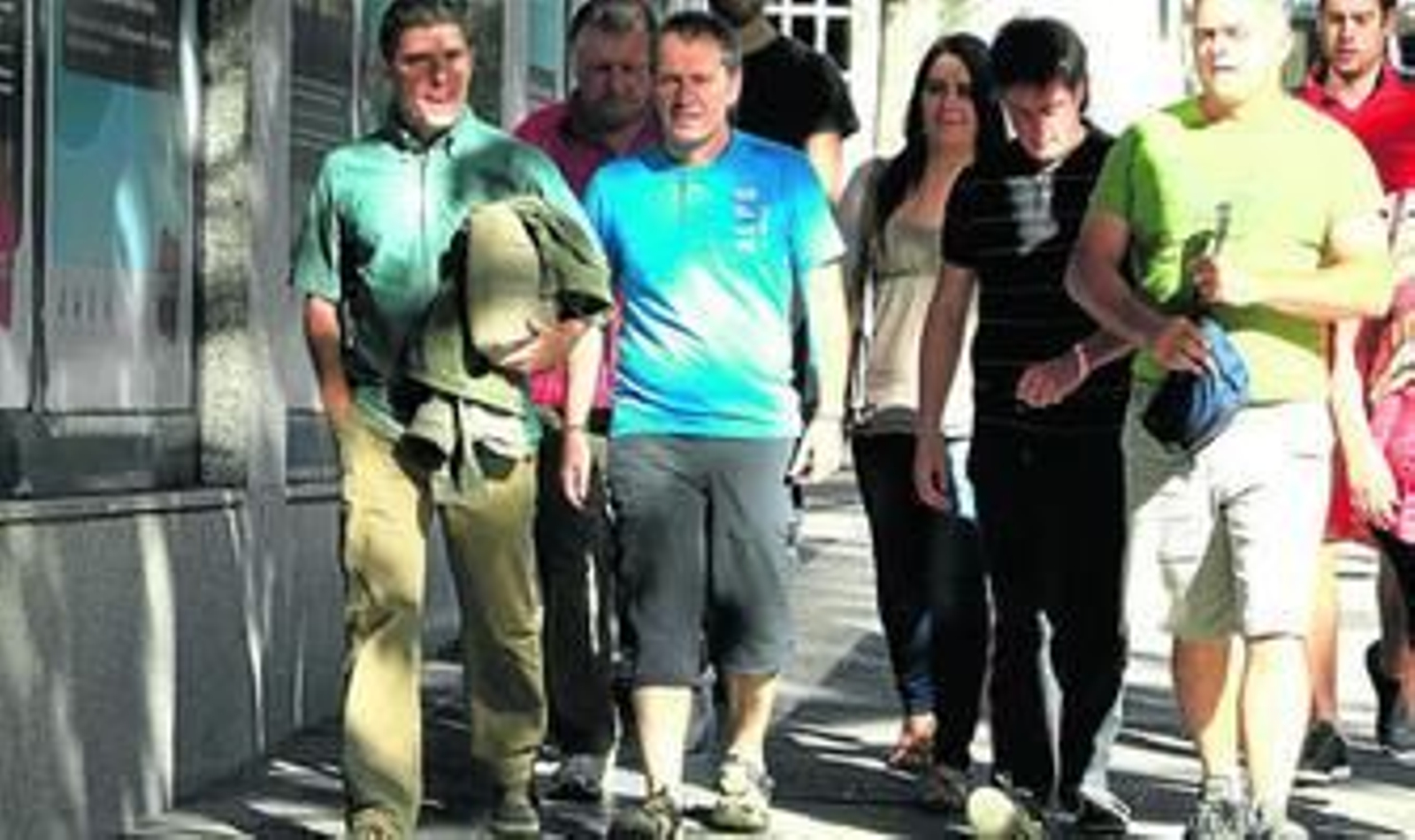 El ex asesor de Bildu Juan José Ibazeta (segundo por la izquierda) camino de la Audiencia Nacional para declarar ante el juez Pablo Ruz en agosto de 2012.