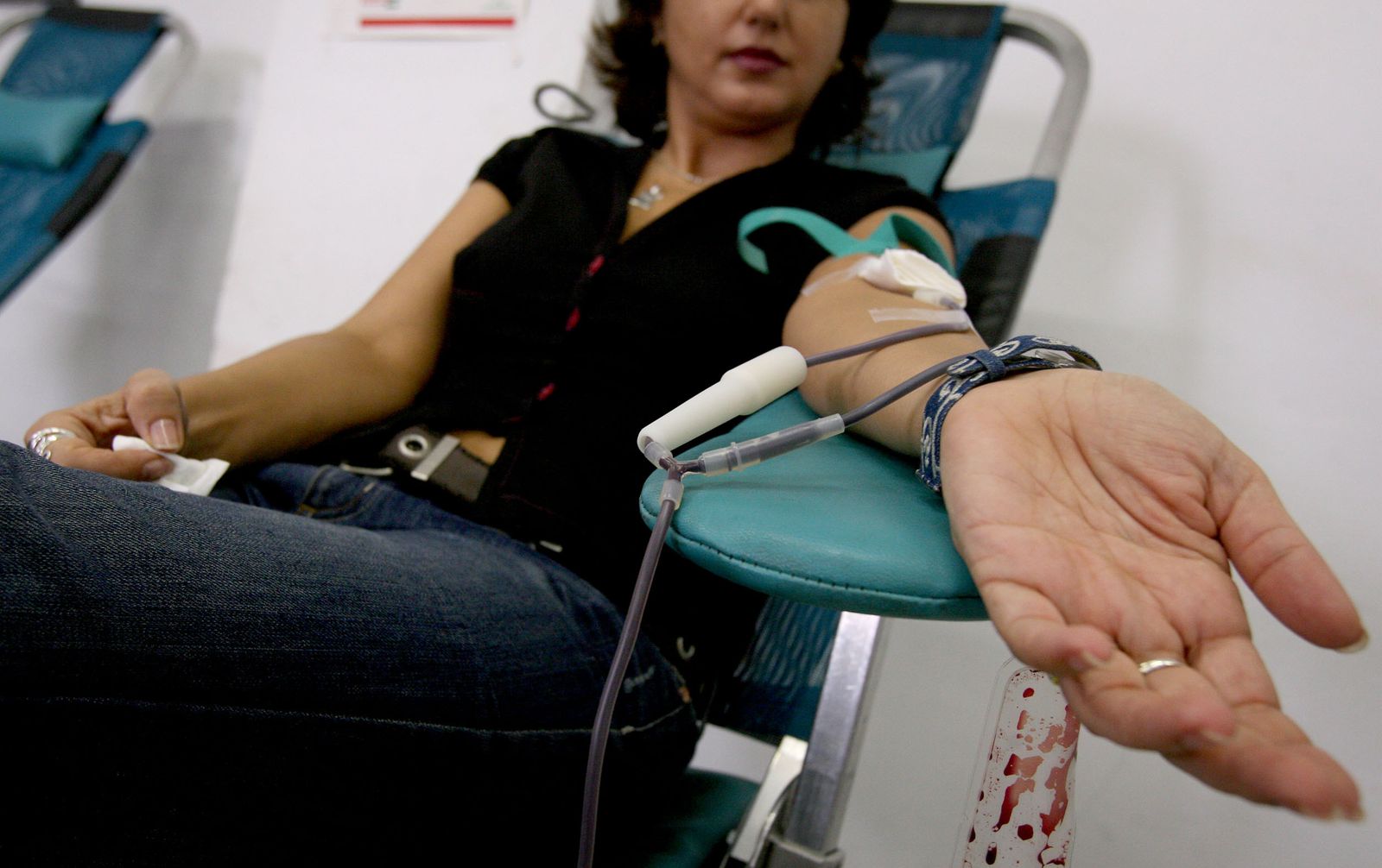 Una mujer donando sangre.