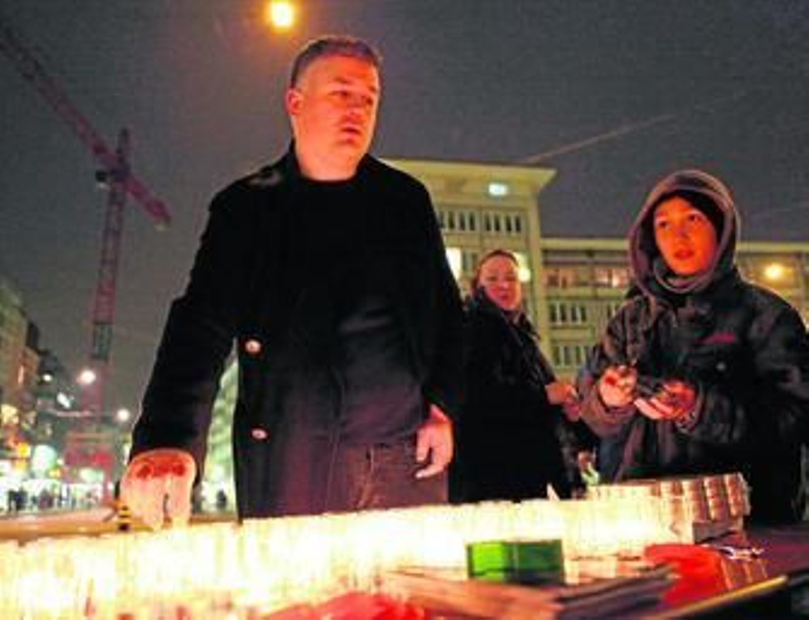 Velas para iluminar mensajes en una de las actividades organizadas por las asociaciones.