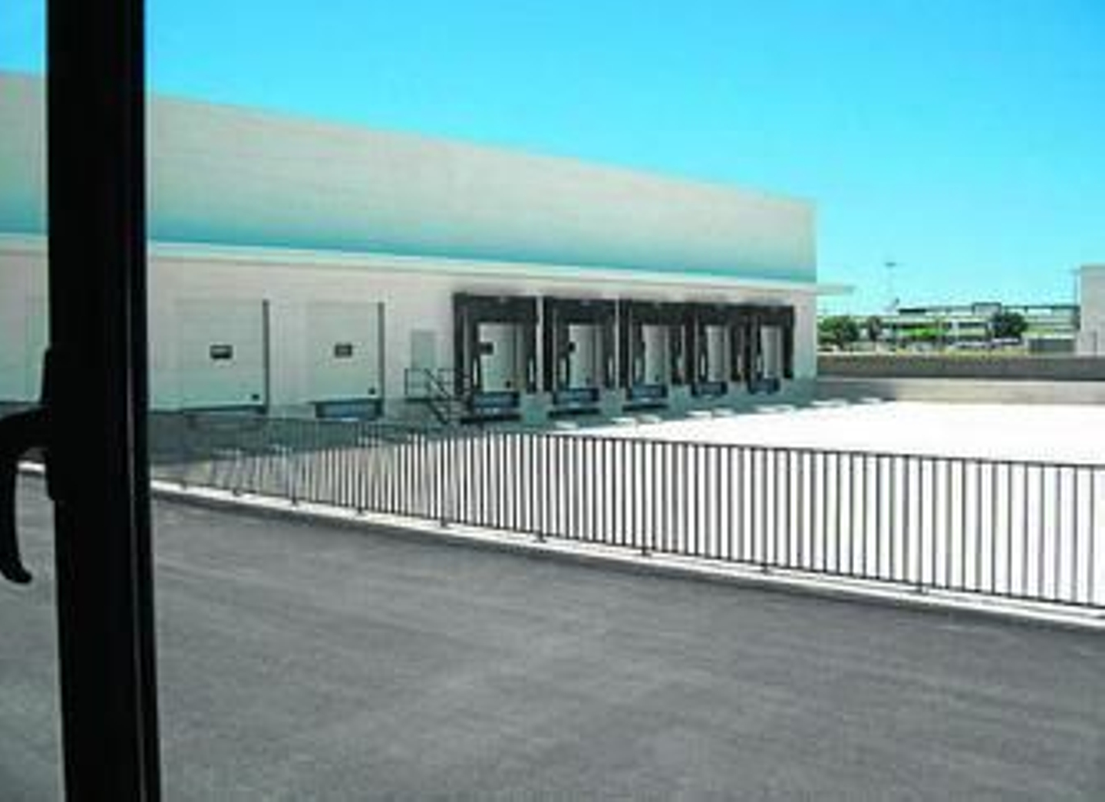 Una imagen de la nave logística ya terminada en el polígono de Las Salinas.