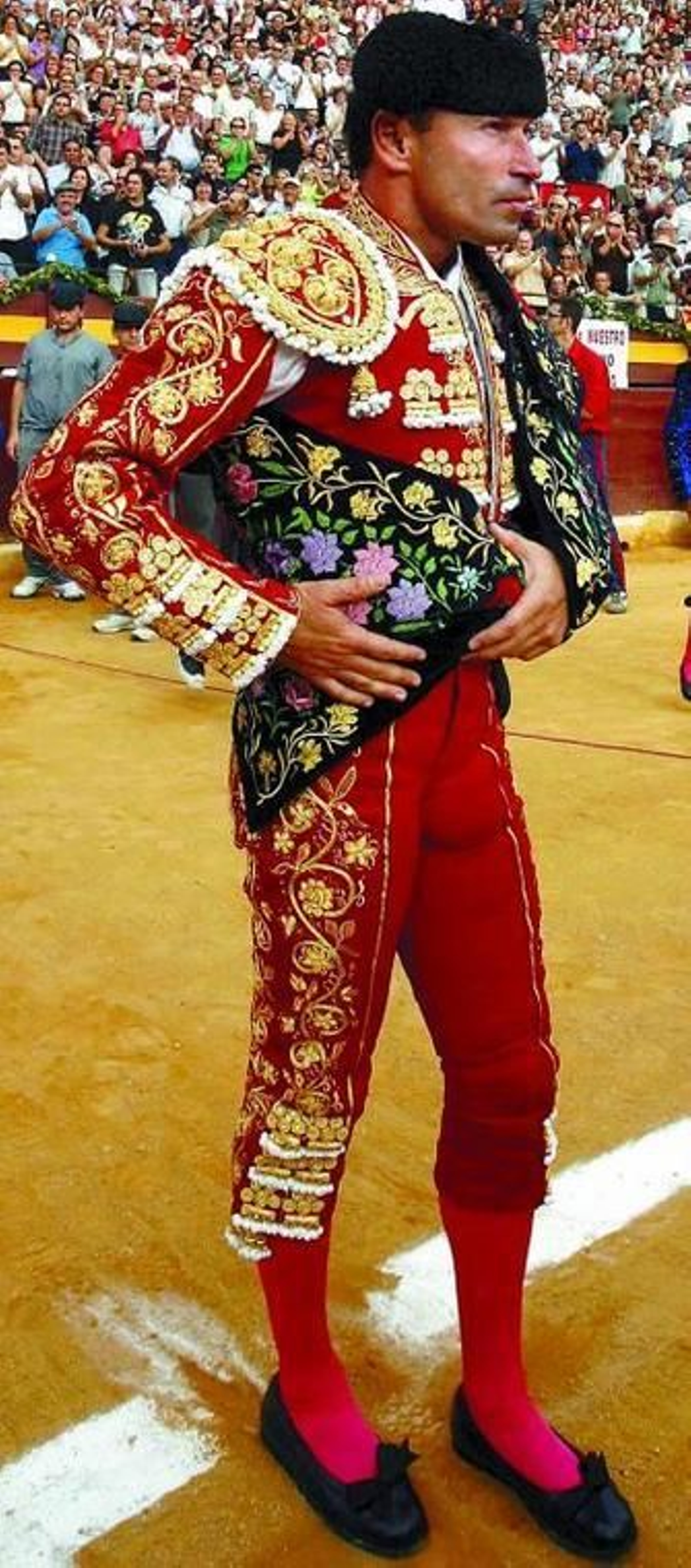 Morante, de blanco y azabache.