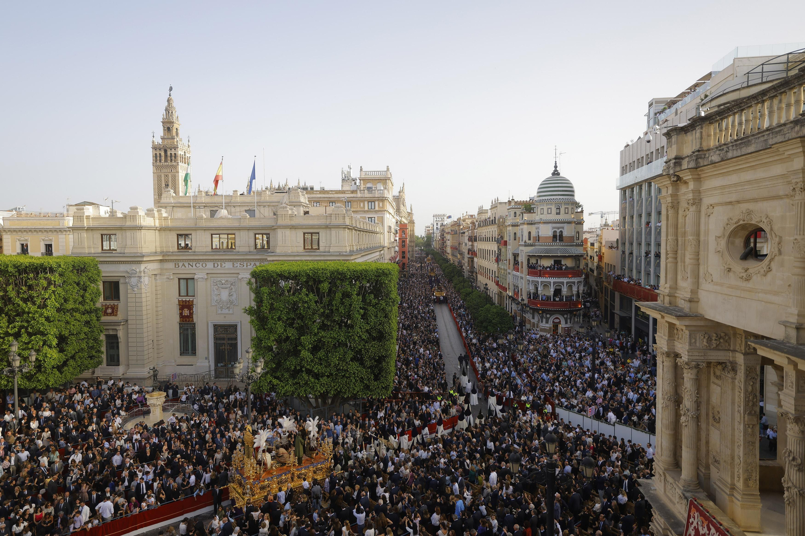 Las imágenes del Santo Entierro Grande, a su paso por la Plaza de San Francisco, en la Semana Santa de Sevilla 2023