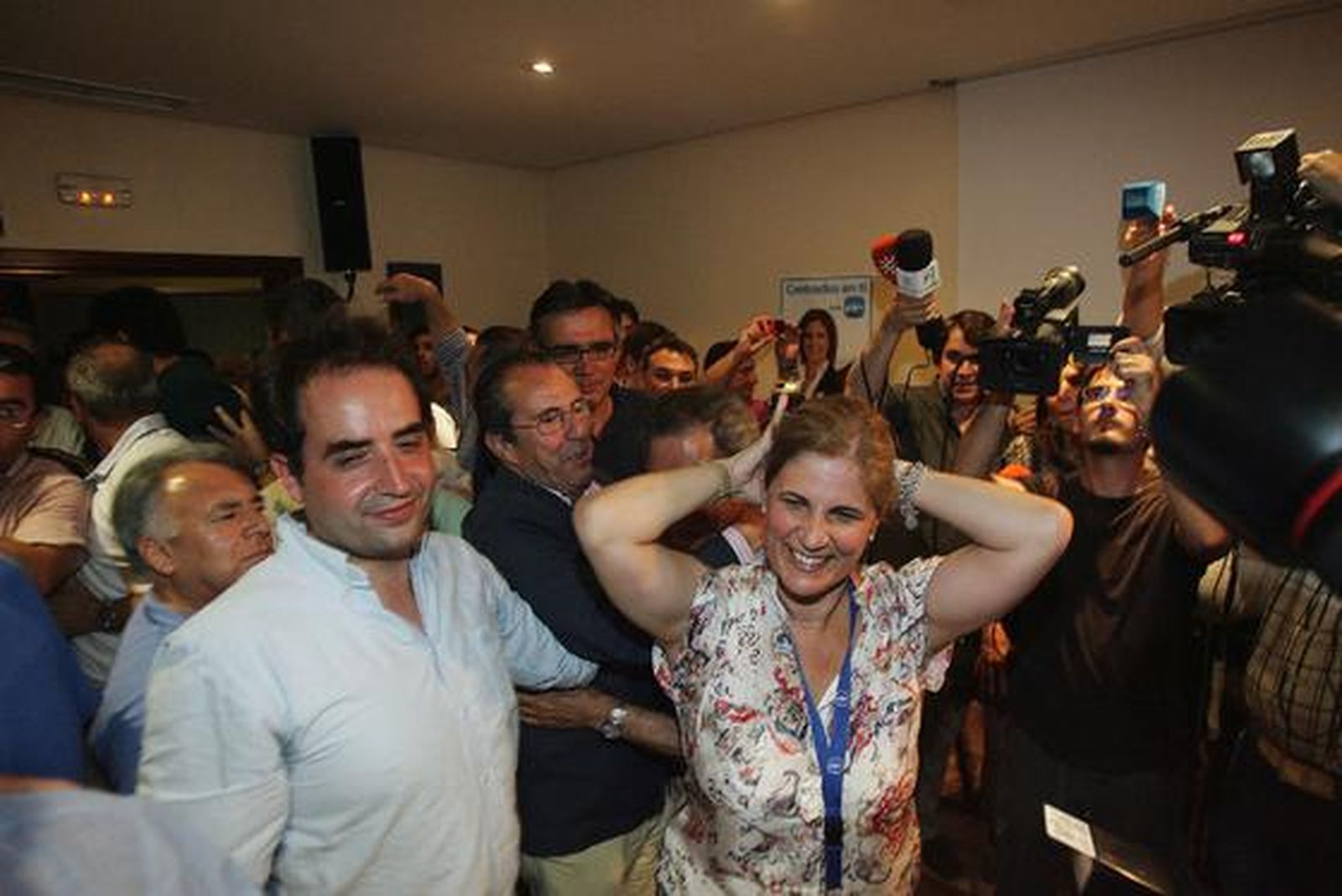 María José García-Pelayo se acicala el pelo antes de comparecer ante militantes y simpatizantes en el Hotel Tryp.

Foto: Pascual