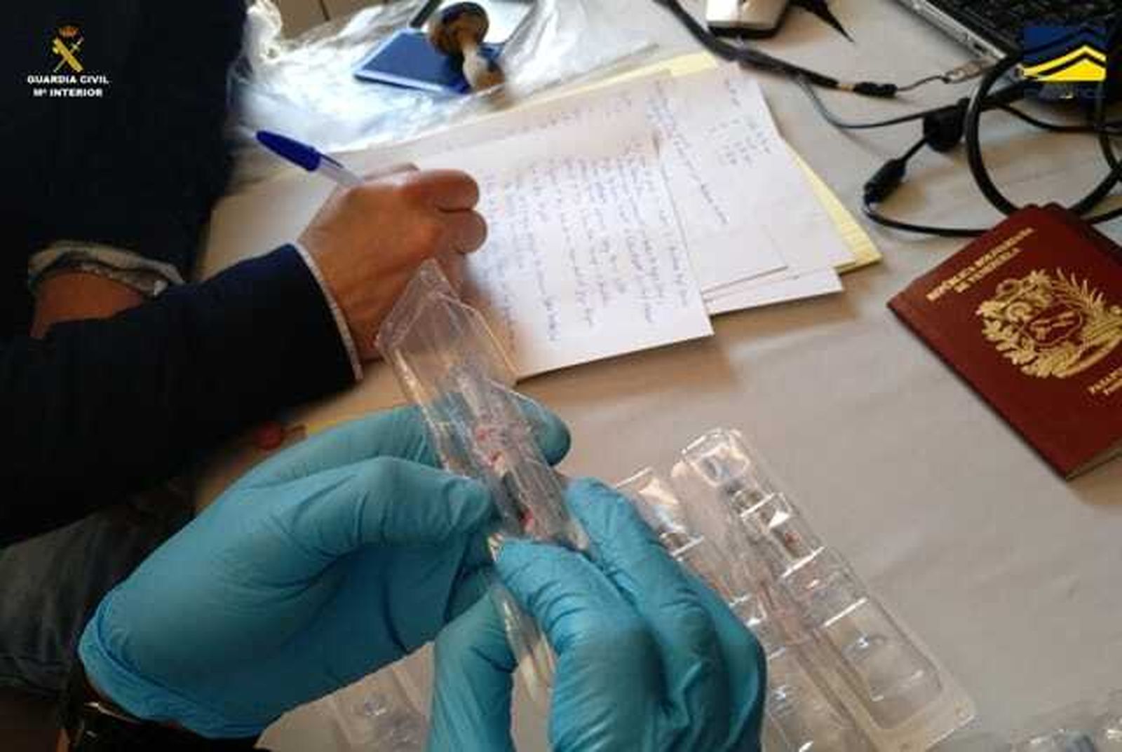 Una de las jeringuillas de EPO incautadas por la Guardia Civil