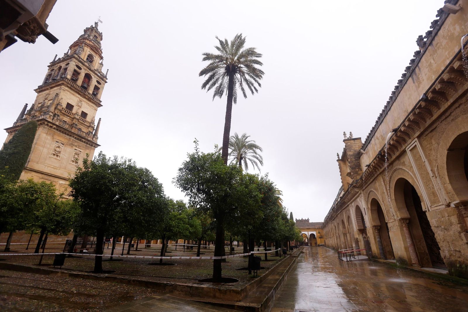 El Patio de los Naranjos de la Mezquita-Catedral por la borrasca Leonardo, en imágenes