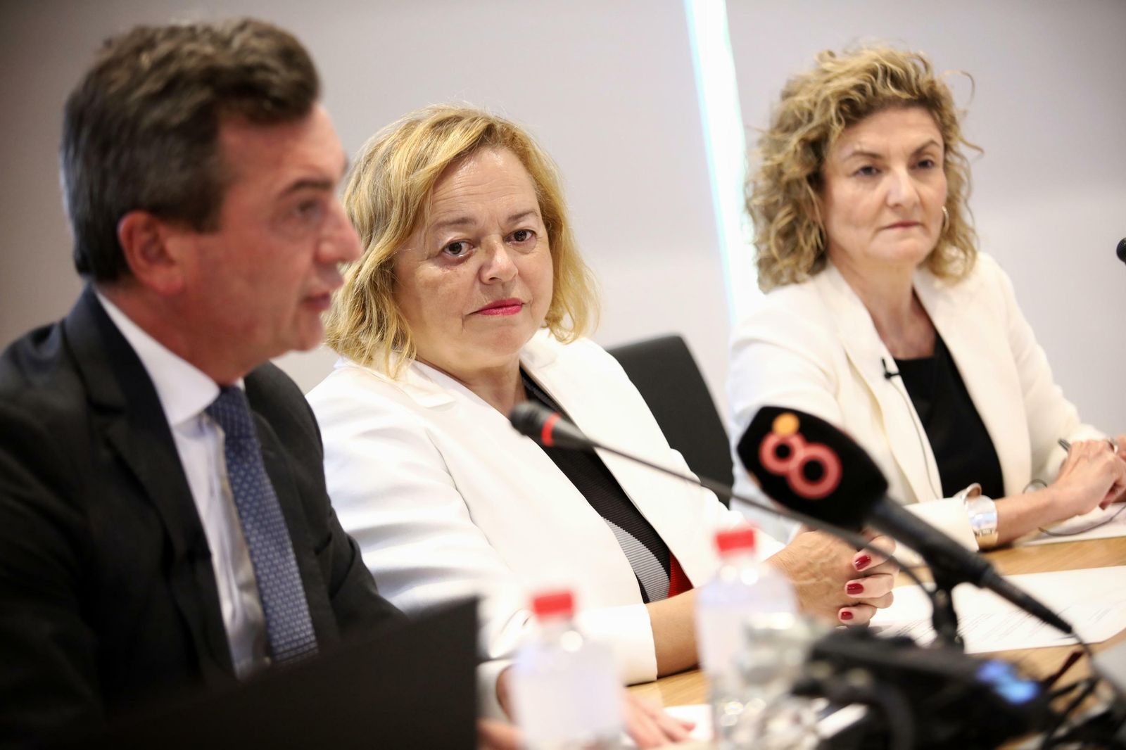 La presidenta del CSIC, Rosa Menéndez López, entre Eduardo González Mazo y Teresa García Valderrama