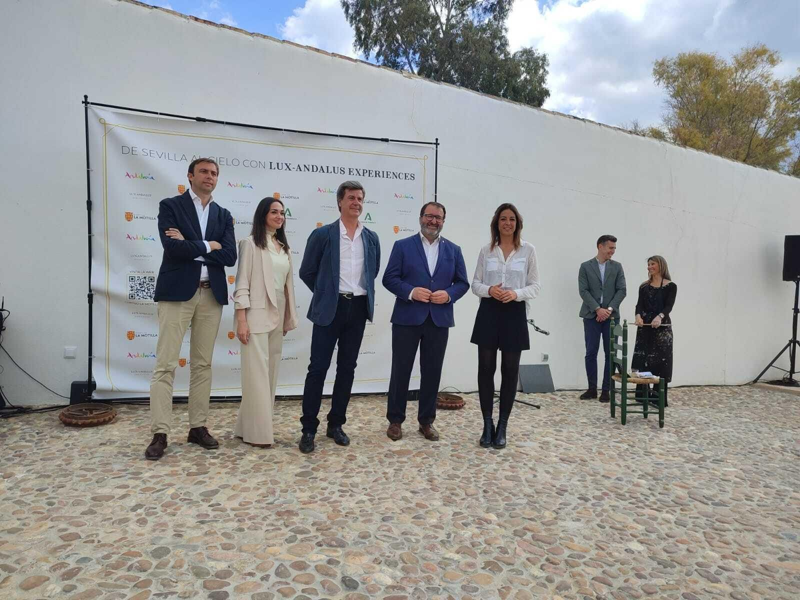Los responsables de Lux-Andalus Experience, David Moreno y María Reyes García, junto a Cayetano Martínez de Irujo, Juan Ávila y Rosa Hernández.