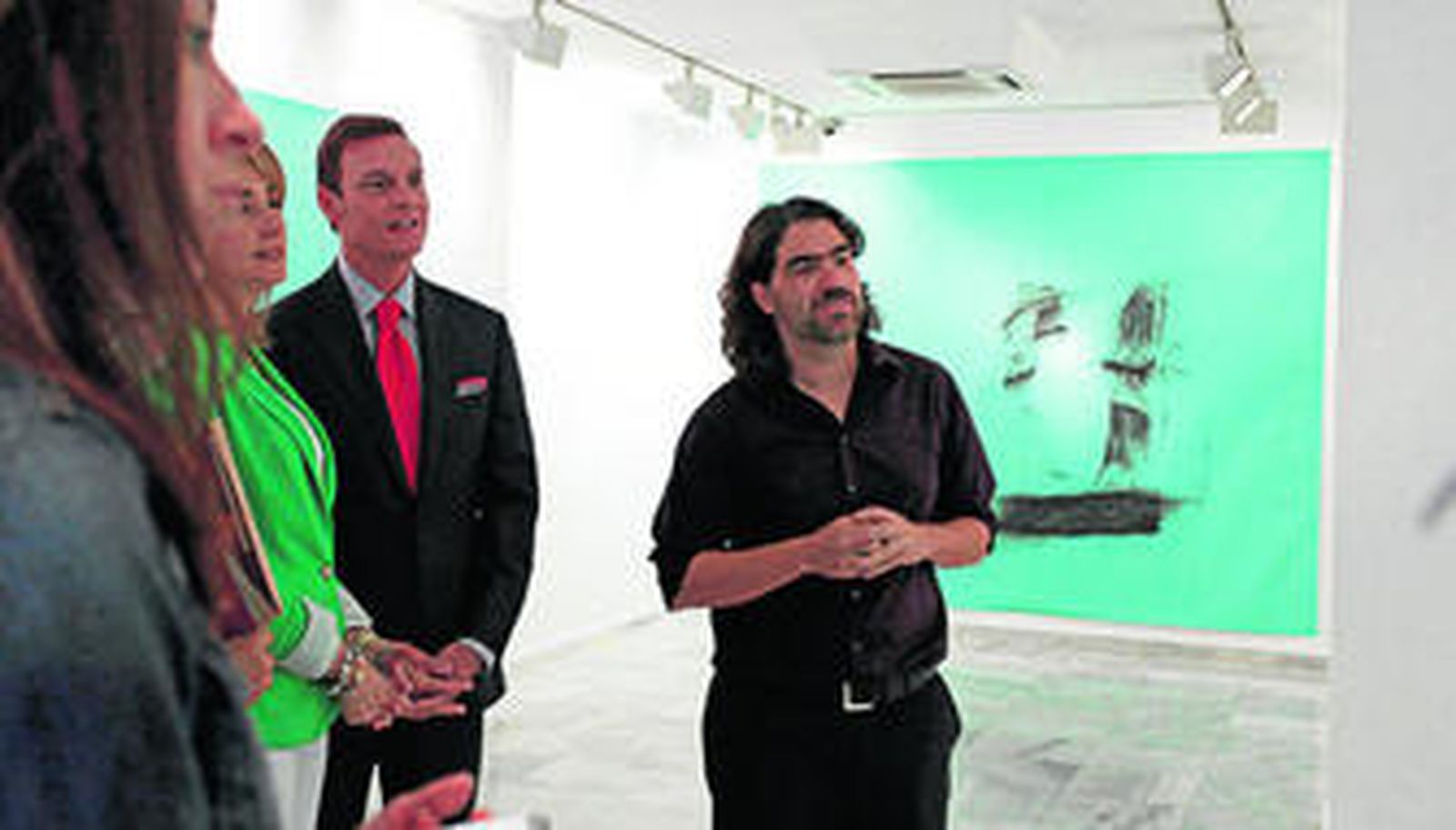 Christian Bagnat explica su obra a Pilar Pintor y al cónsul de Argentina en Cádiz, Alberto Núñez.