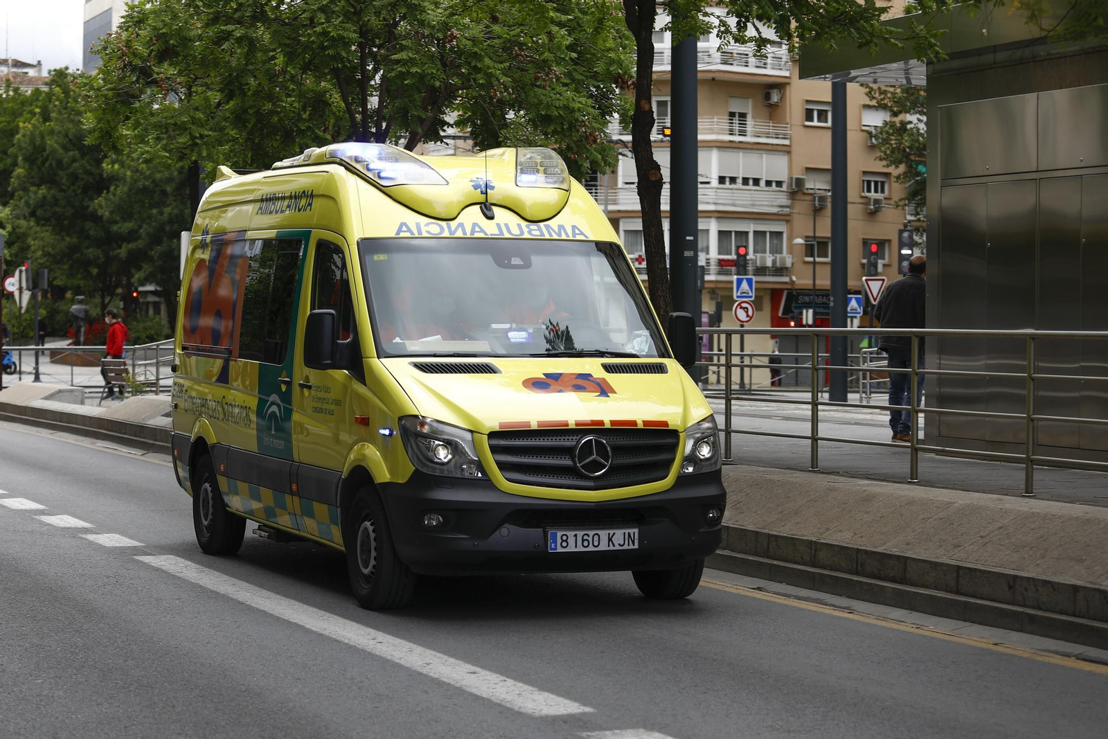 Una ambulancia en el centro de Granada