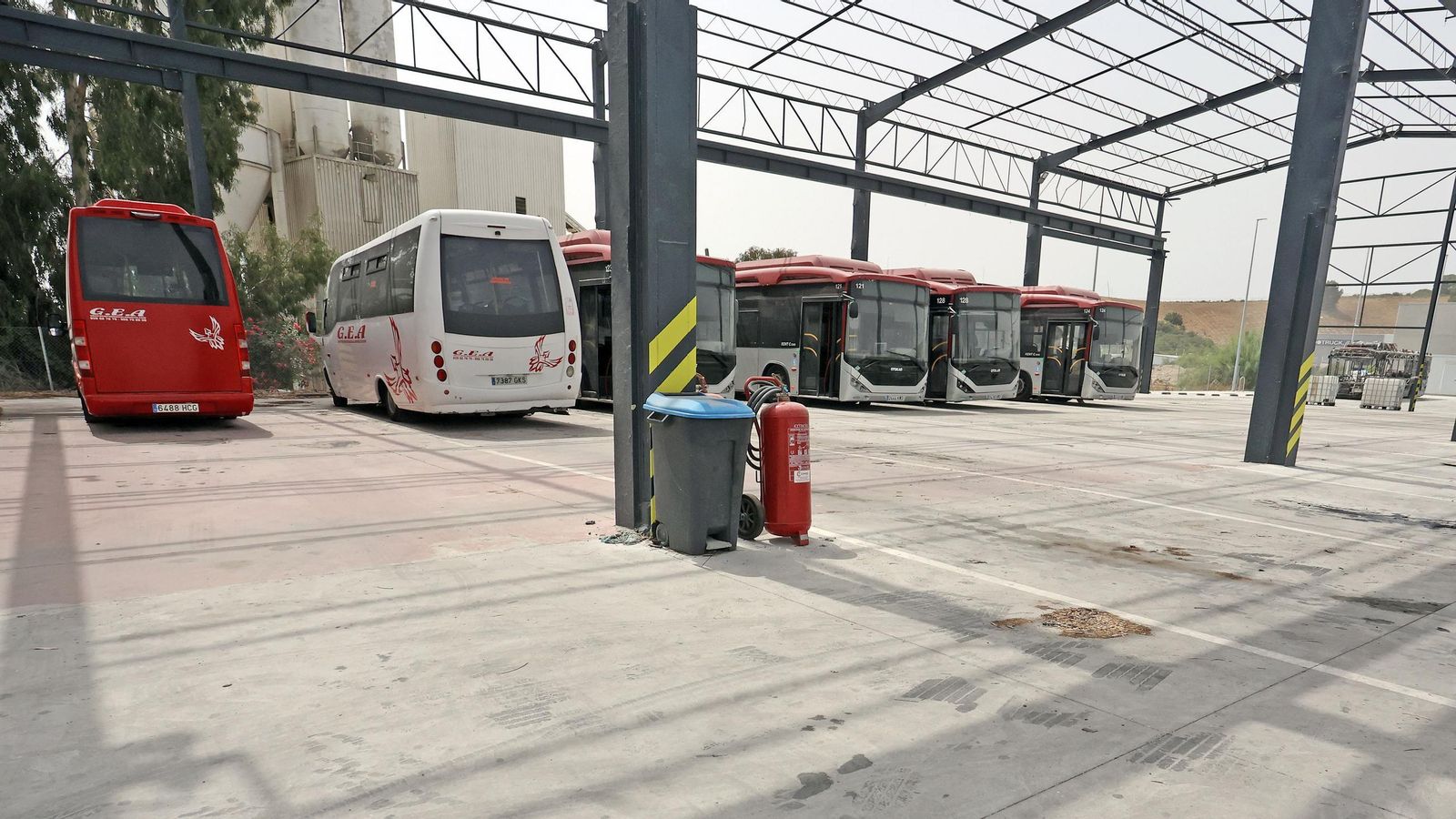 A la izquierda, los dos microbuses alquilados y a la derecha los vehículos retirados del servicio.