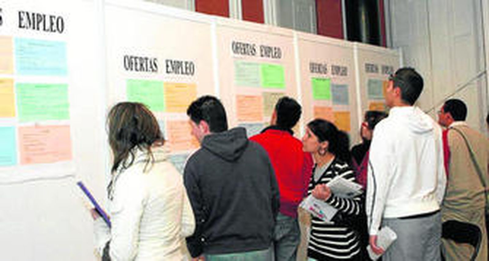 Un grupo de jóvenes ojea ofertas de trabajo en una muestra del empleo celebrada en la capital.