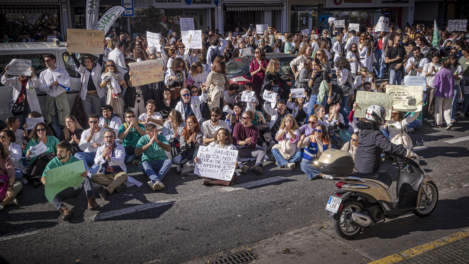 Las imágenes de la manifestación de médicos durante su tercer día de huelga en Cádiz
