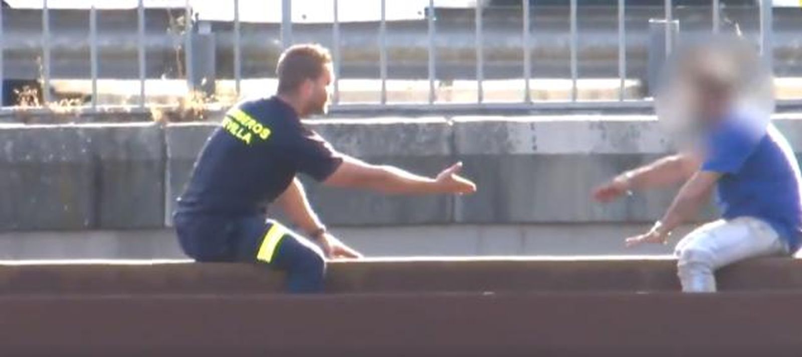 Uno de los momentos del rescate, el pasado viernes, de un hombre apostado en una viga sobre la Ronda Urbana Norte.