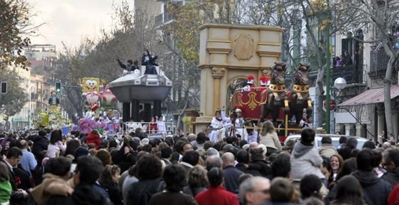 Las carrozas de la Cabalgata de Reyes Magos recorren las calles de la ciudad.

Foto: Manuel Gómez