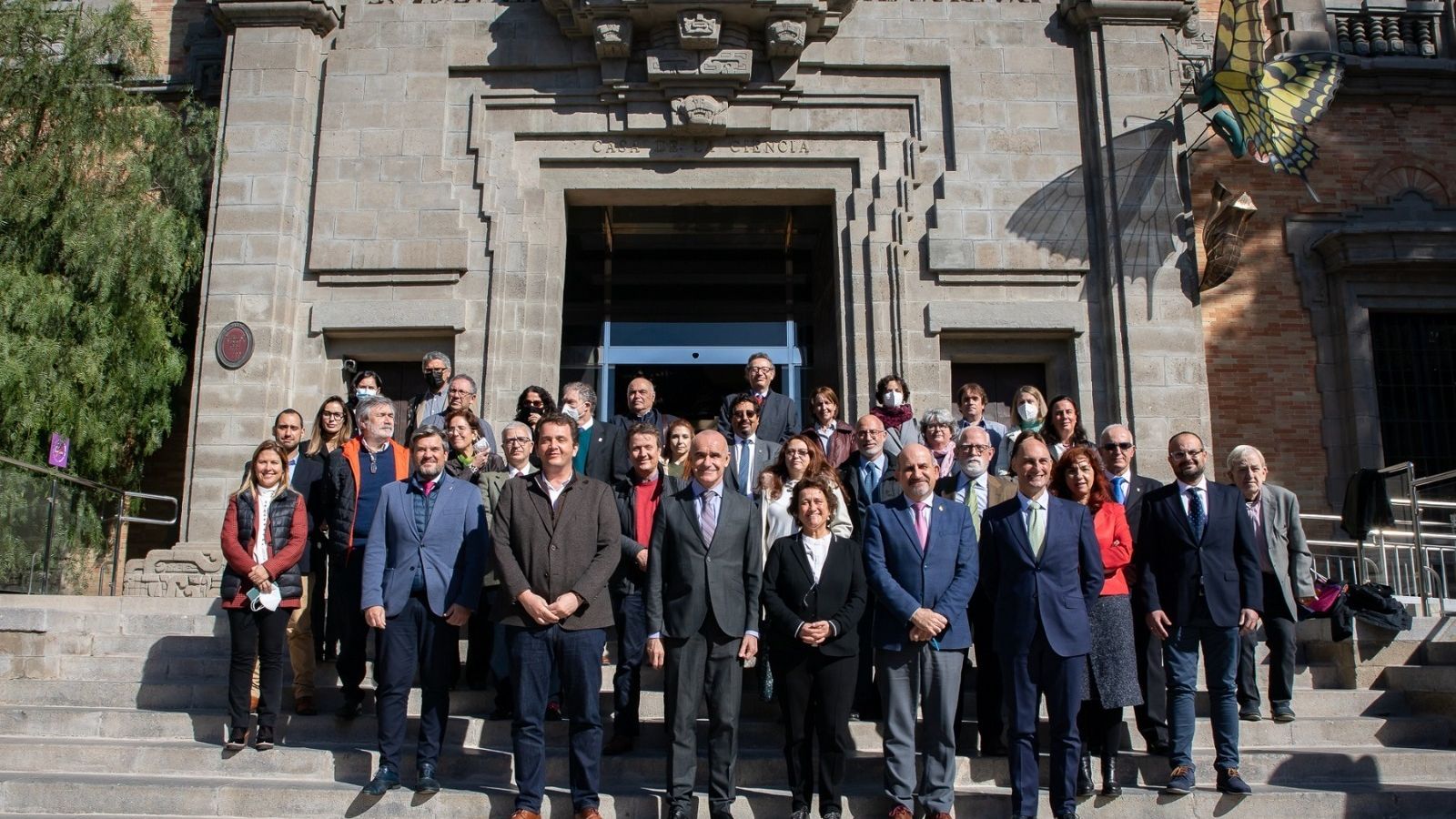 El alcalde posa con el delegado de Juventud y Ciencia y los representantes de los centros de investigación de Sevilla.