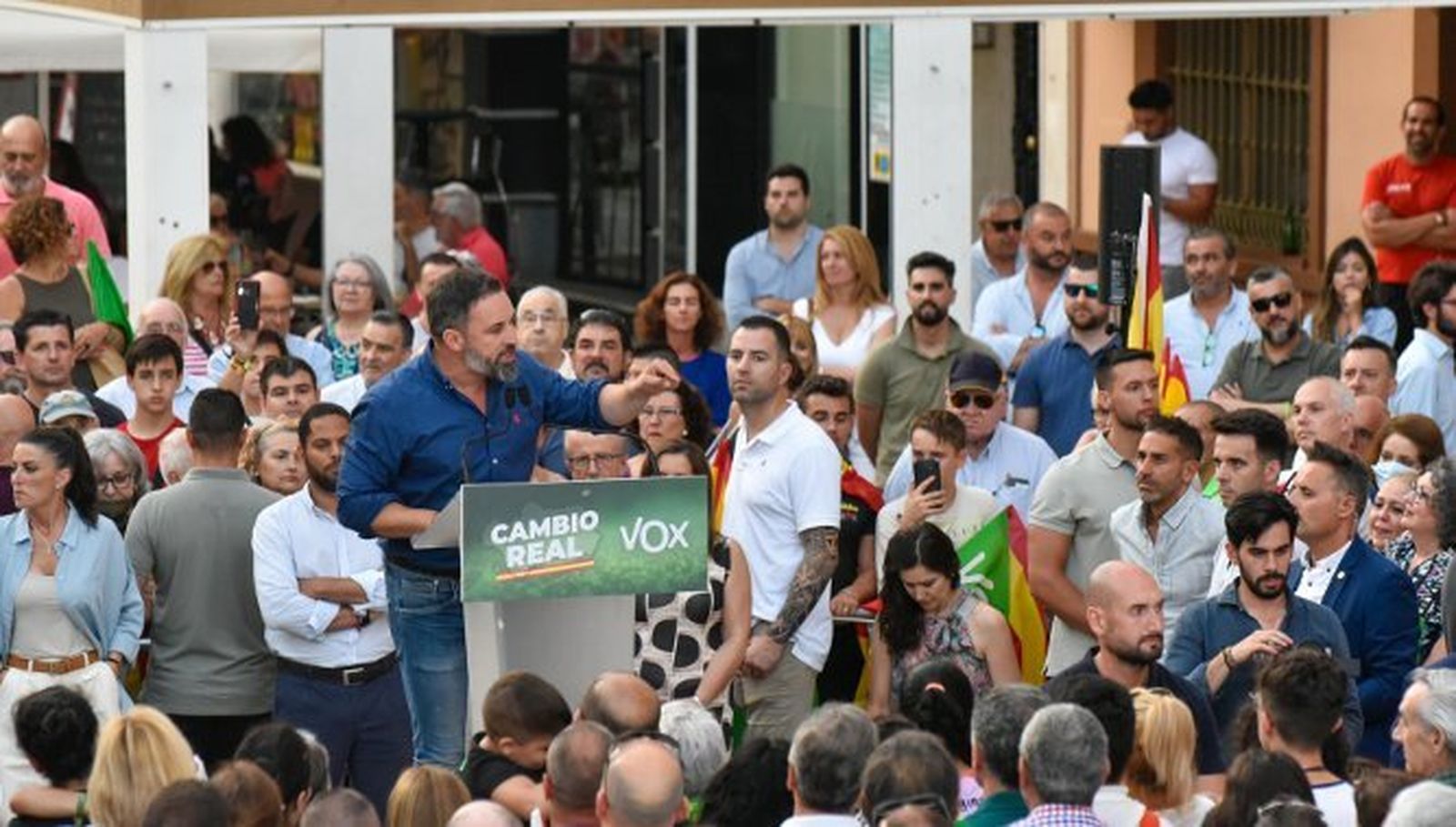 Santiago Abascal, durante su intervención de ayer en Algeciras. Detrás de él, a la izquierda, Macarena Olona
