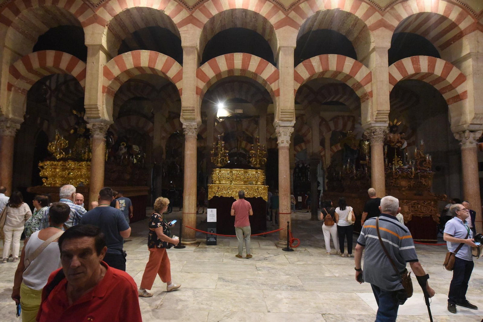 Las mejores fotos de las imágenes del Magno Vía Crucis en la Catedral de Córdoba