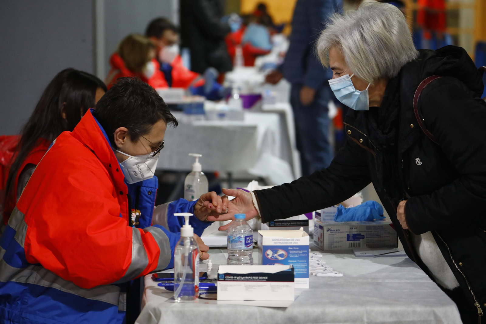 Los test de antígenos al profesorado en Vista Alegre, en fotografías