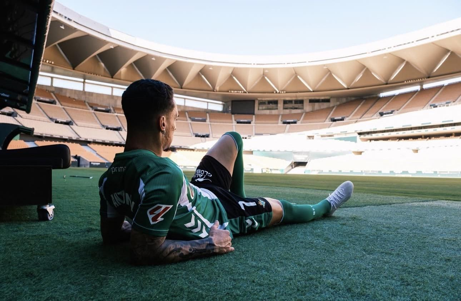 Antony sentado en el césped de La Cartuja
