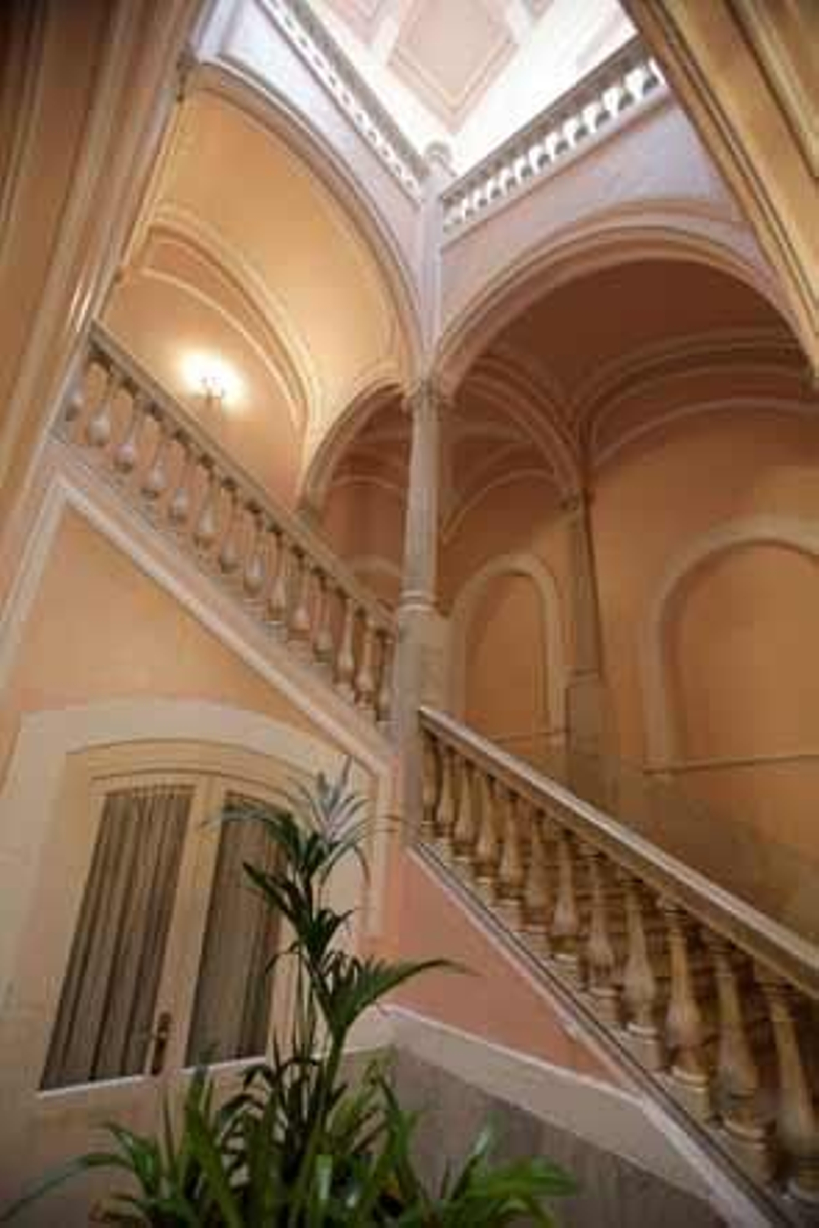 El inmueble, situado en la esquina de las calles Novena y Barrié, esobra del arquitecto Fernando Ortiz Vierna y fue construido en la segunda mitad del siglo XIX. Actualmente alberga  cuatro viviendas y un hermoso patio 

Foto: Jesus Marin