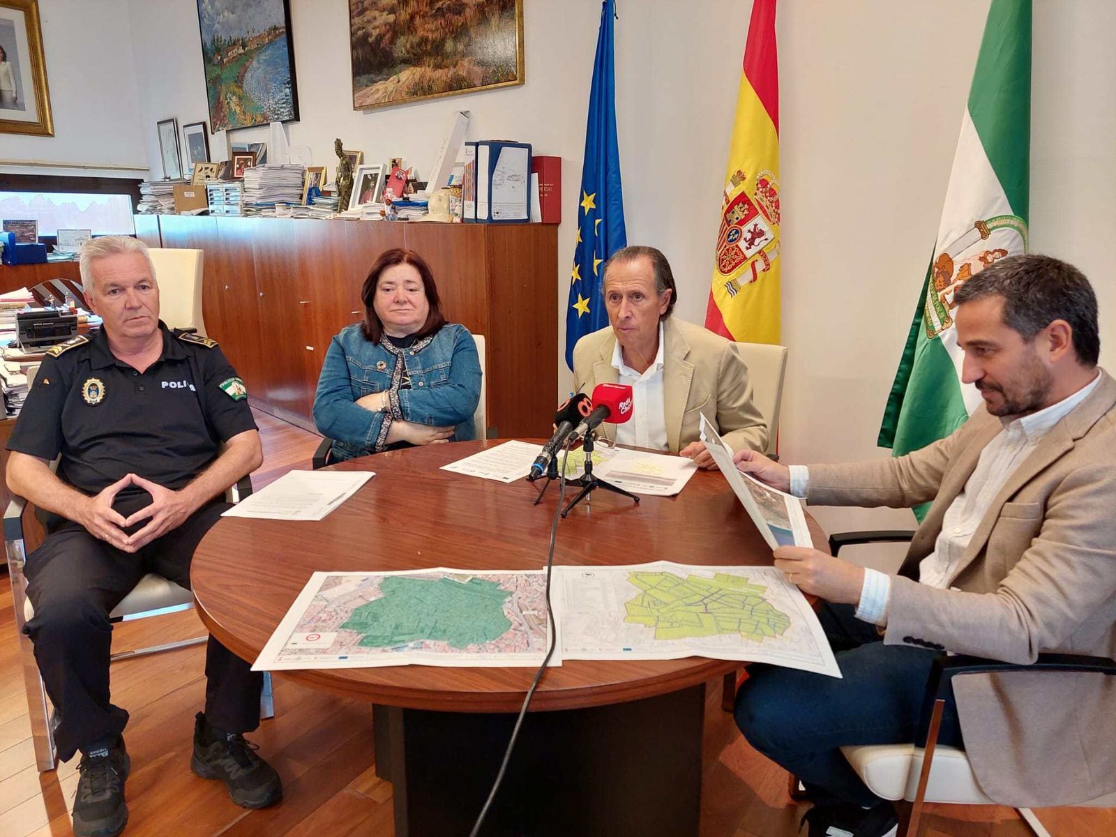 El alcalde y el jefe de la Policía Local presentaron el proyecto de la Zona de Bajas Emisiones en rueda de prensa.