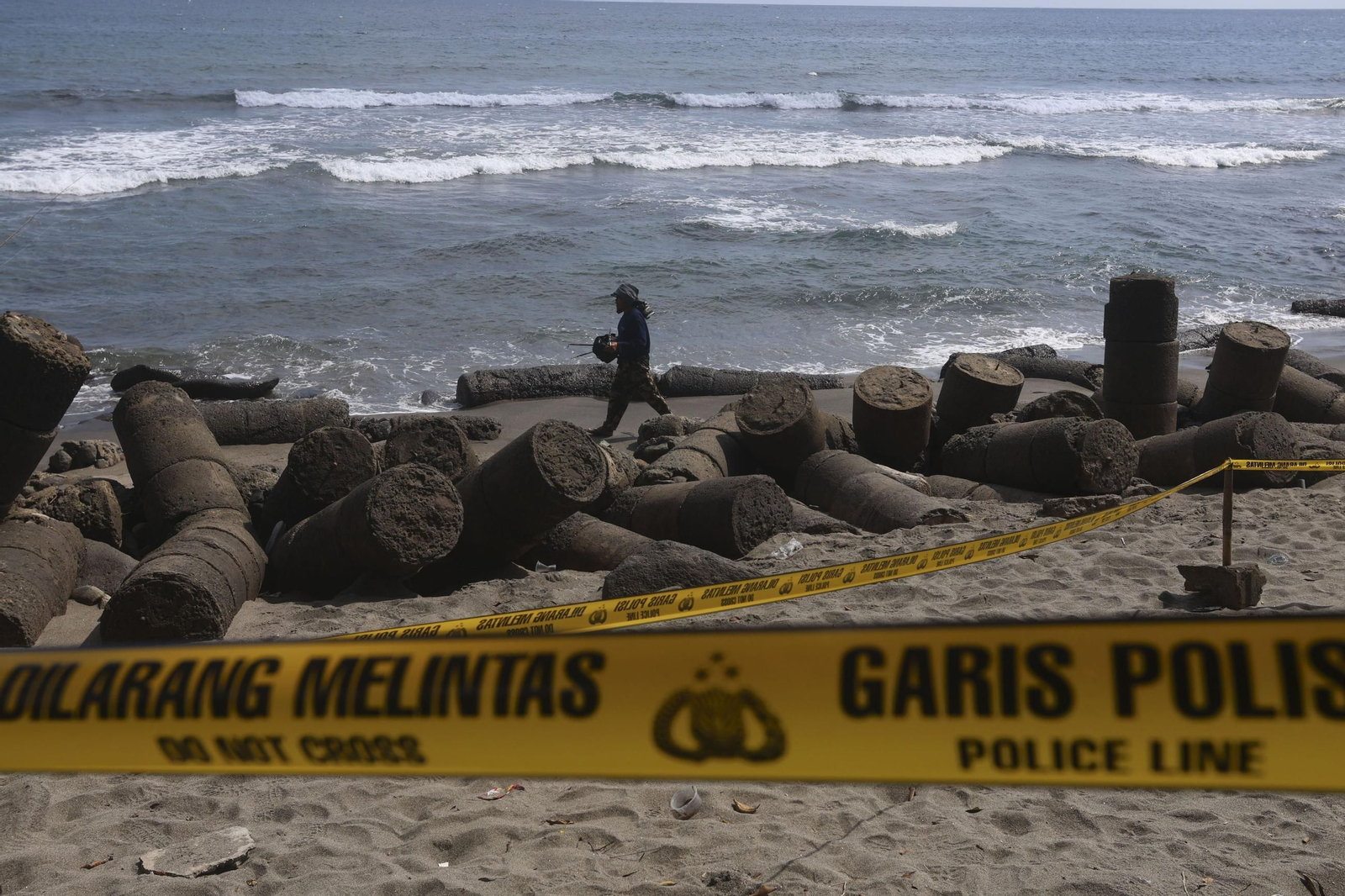 Líneas policiales instaladas en la playa de Lombok donde fue encontrado el cuerpo de la española Matilde Muñoz.