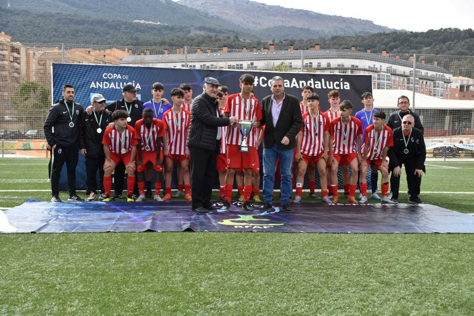 La selección almeriense recoge el trofeo de subcampeón después de la final.