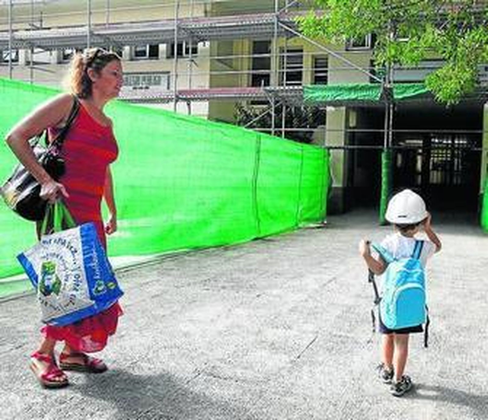 Un alumno del Joaquín Turina entró ayer con casco al colegio.