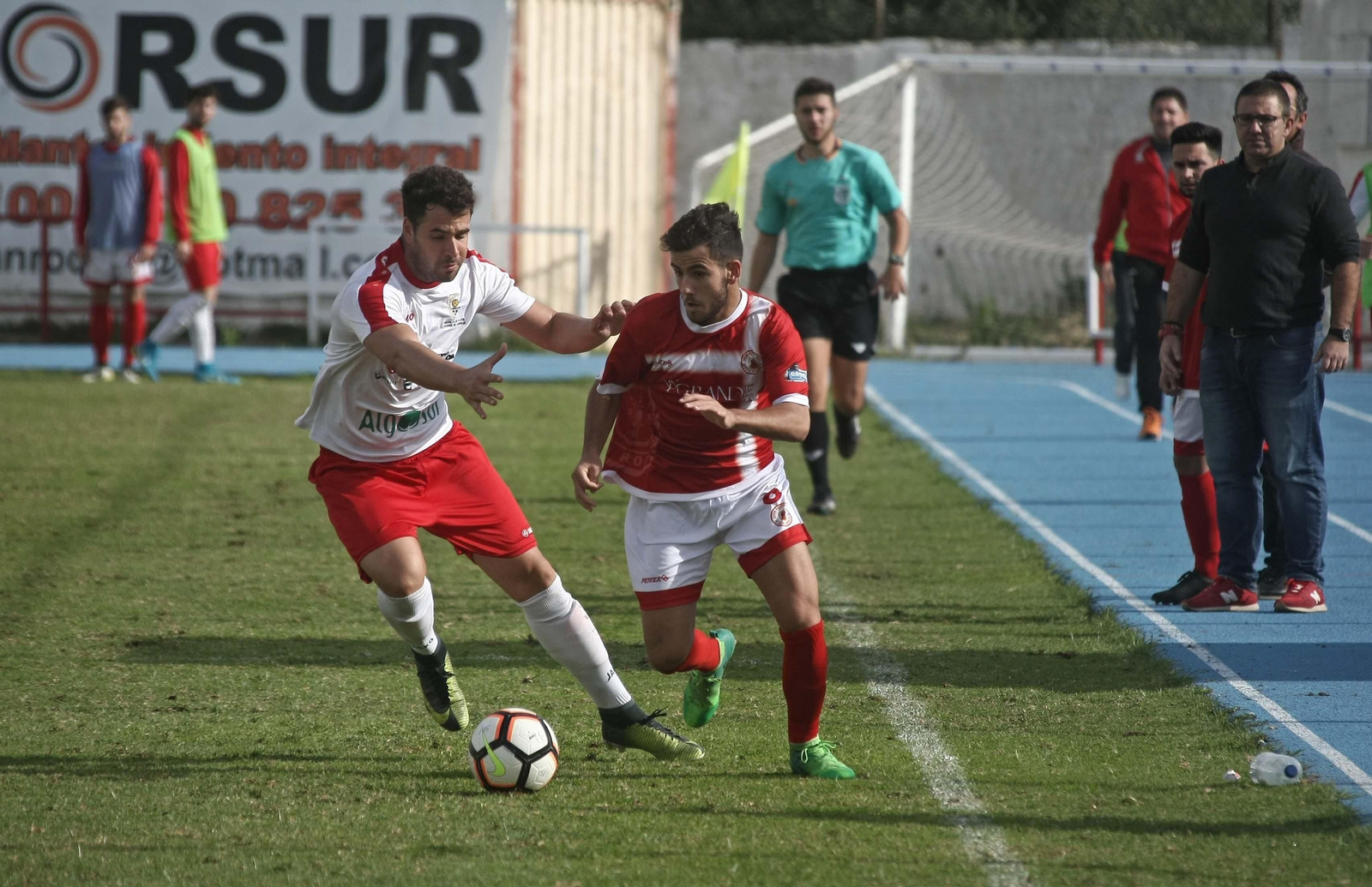 El rojillo Loren trata de avanzar ante un jugador del Antoniano, ayer en el Manolo Mesa.