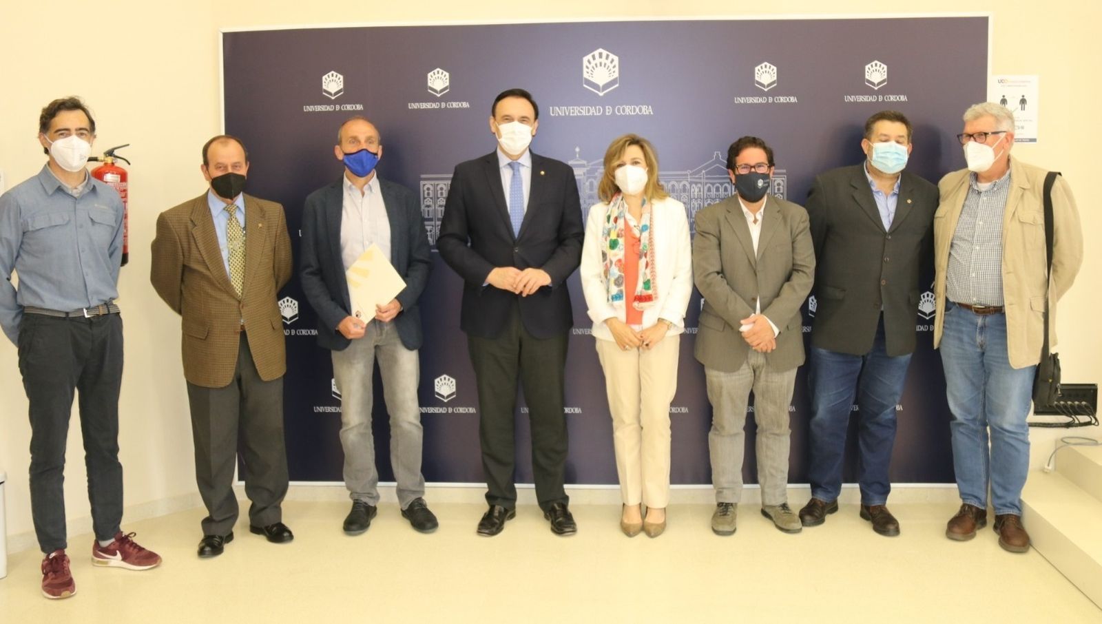 Las autoridades presentes durante la firma del acuerdo.