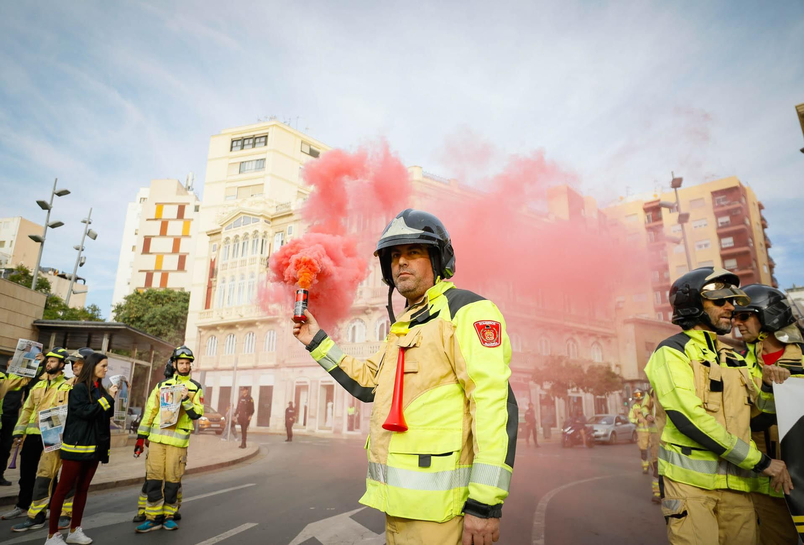Imágenes de la manifestación de bomberos en Almería