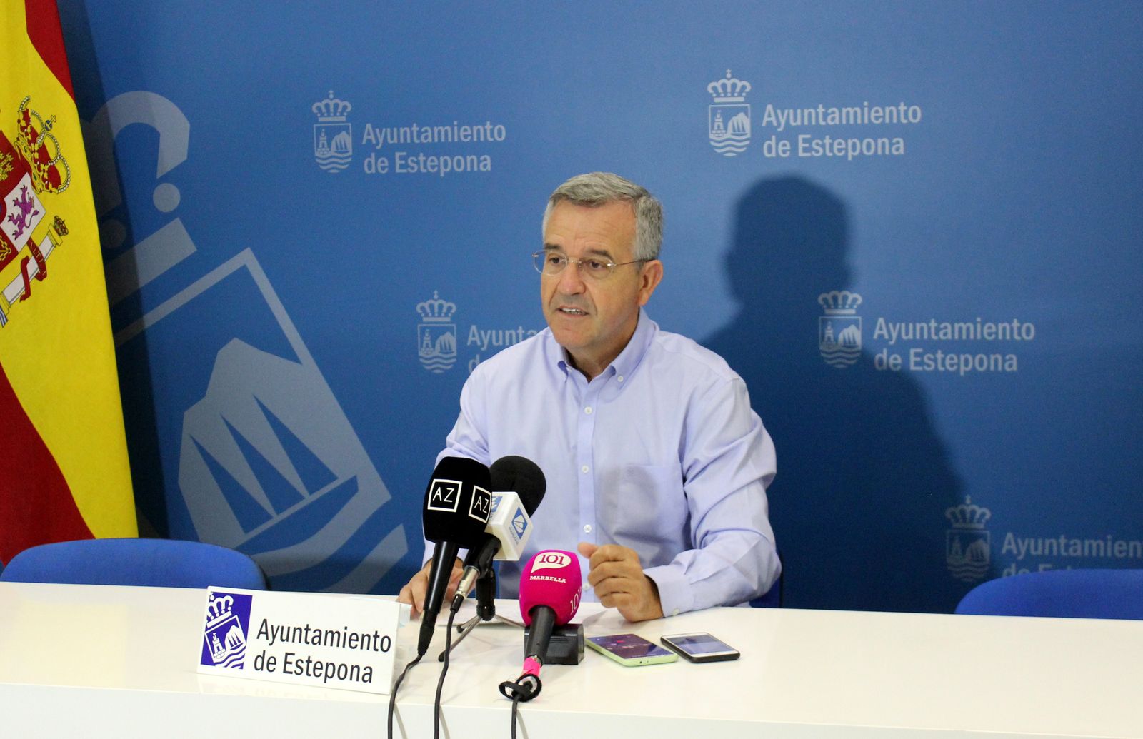 El alcalde de Estepona, José María García Urbano, tras la reunión mantenida con la propiedad de la concesión del centro comercial.