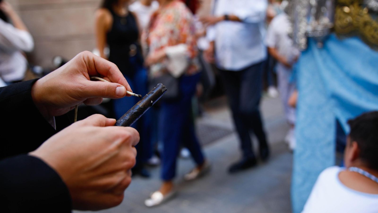 Vea la salida de la Hermandad de Los Ángeles de la Catedral de Almería