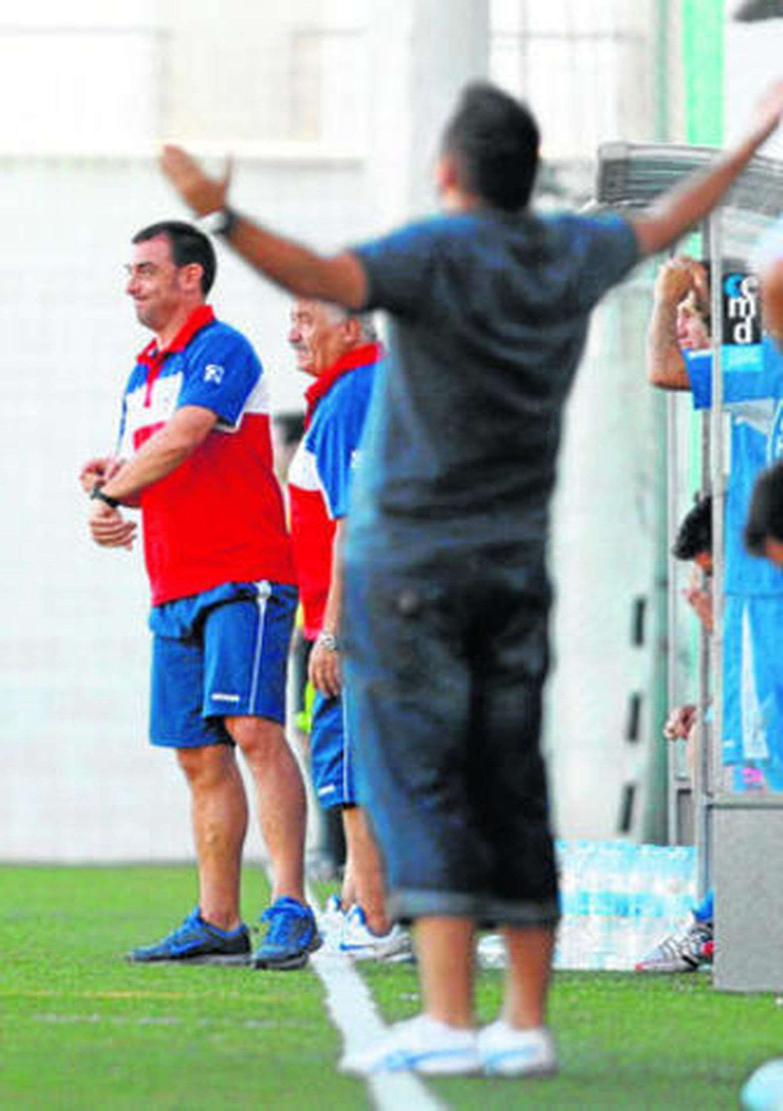 Pablo Guede y Adrián Cervera protestan al árbitro.