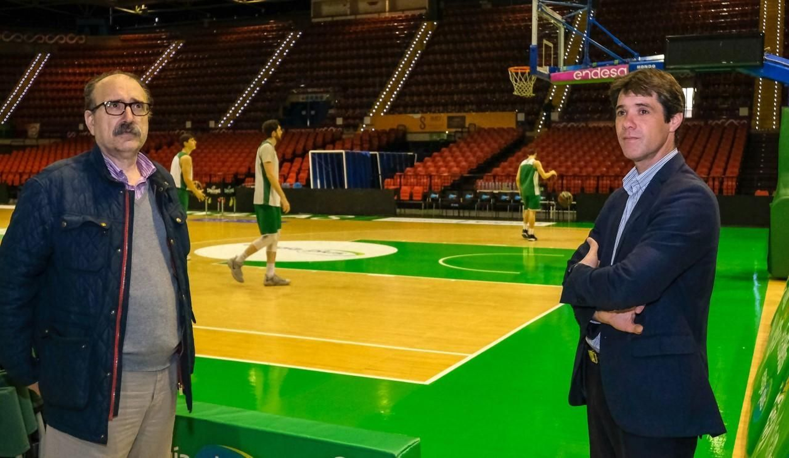 El concejal David Guevara, a la derecha, en la pista deportiva del Pabellón de San Pablo.