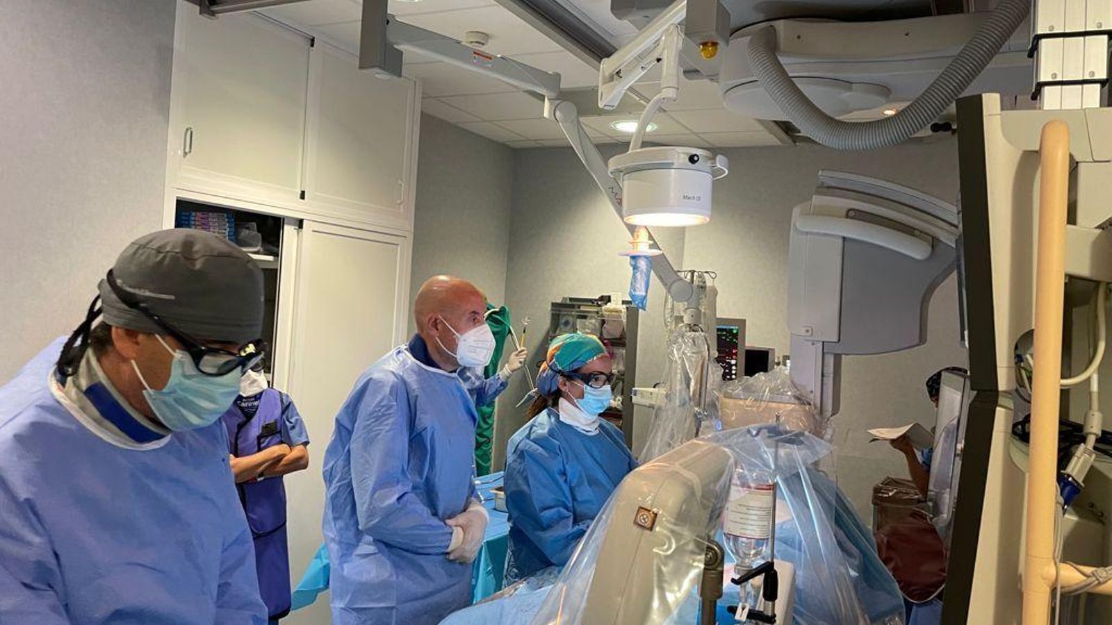 El doctor José Díaz, en quirófano, durante una intervención cardíaca.