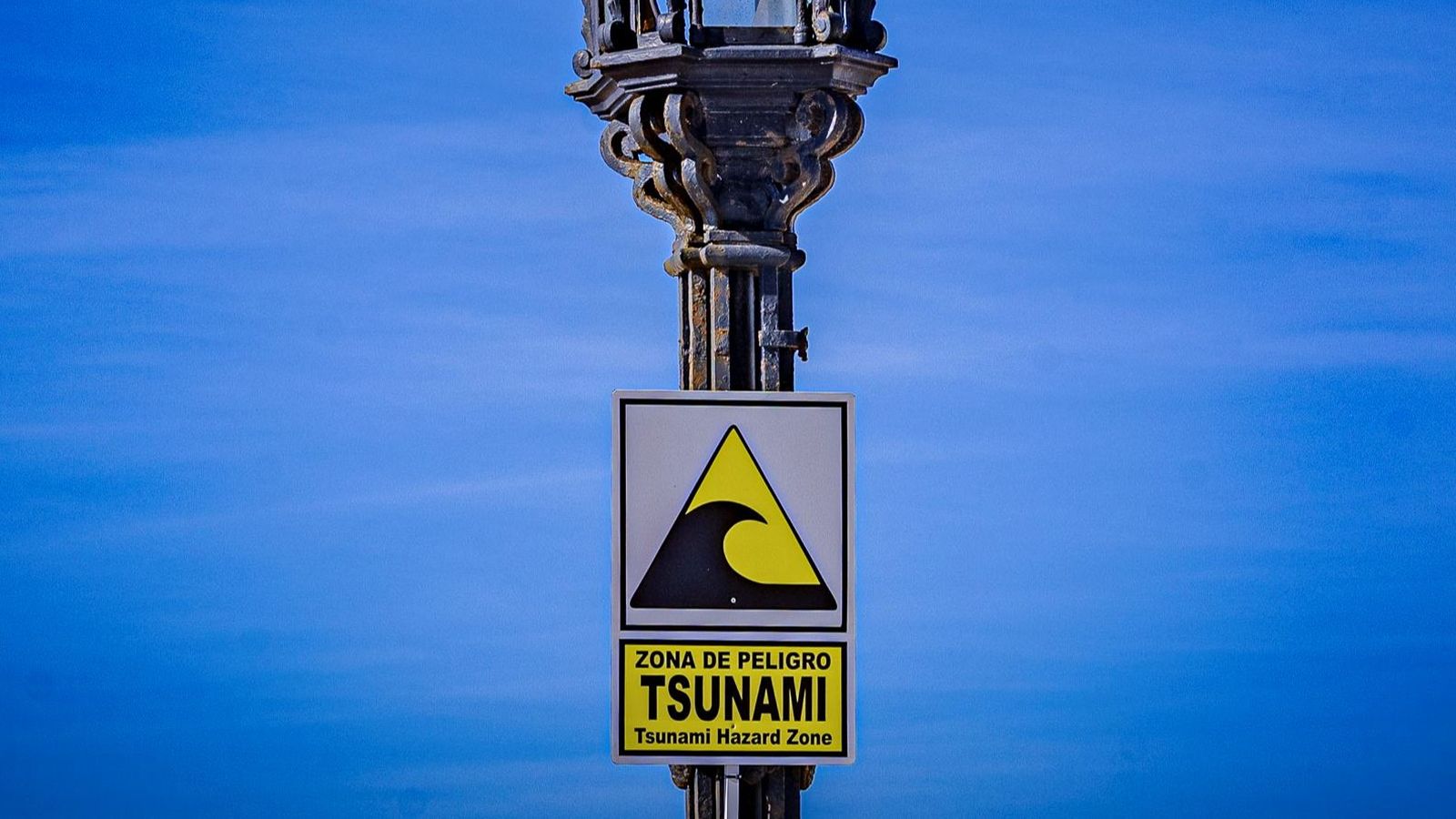 Cartel de zona de riesgo de tsunami en Cádiz