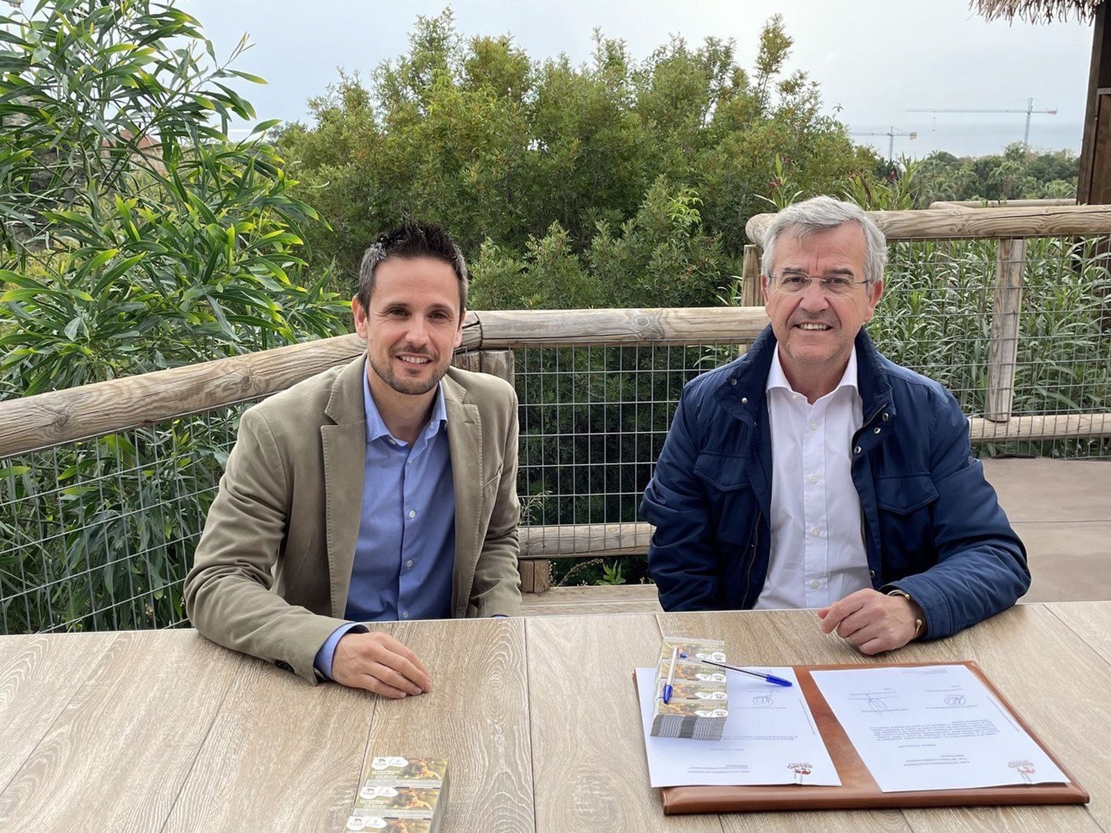 El alcalde, José María García Urbano (D.) y director de Selwo Aventura, Alberto Martín.