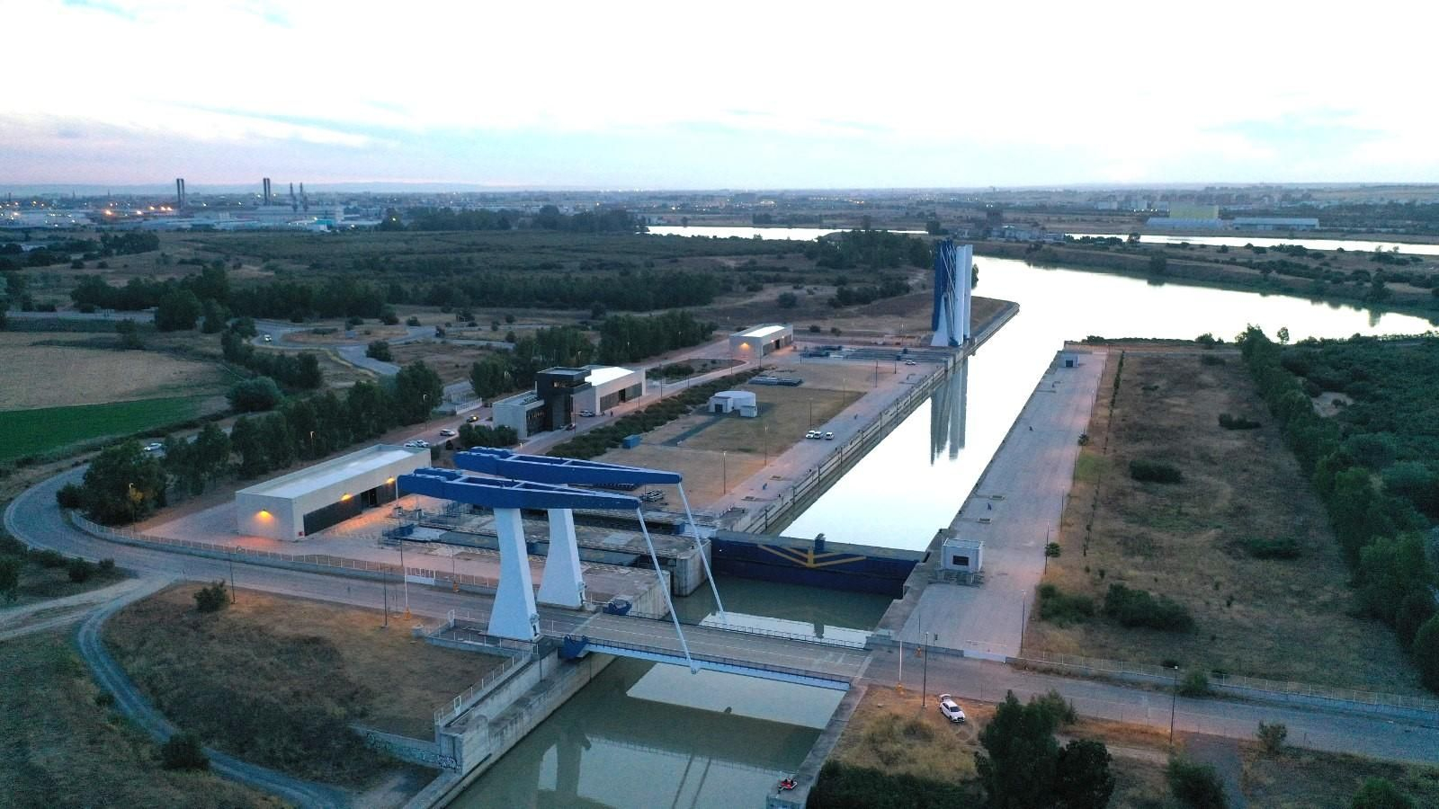 Los puentes de la Esclusa del Puerto acogen el tráfico de camiones pesados desviados por la obra del puente del Centenario Los puentes de la Esclusa del Puerto acogen el tráfico de camiones pesados desviados por la obra del puente del Centenario