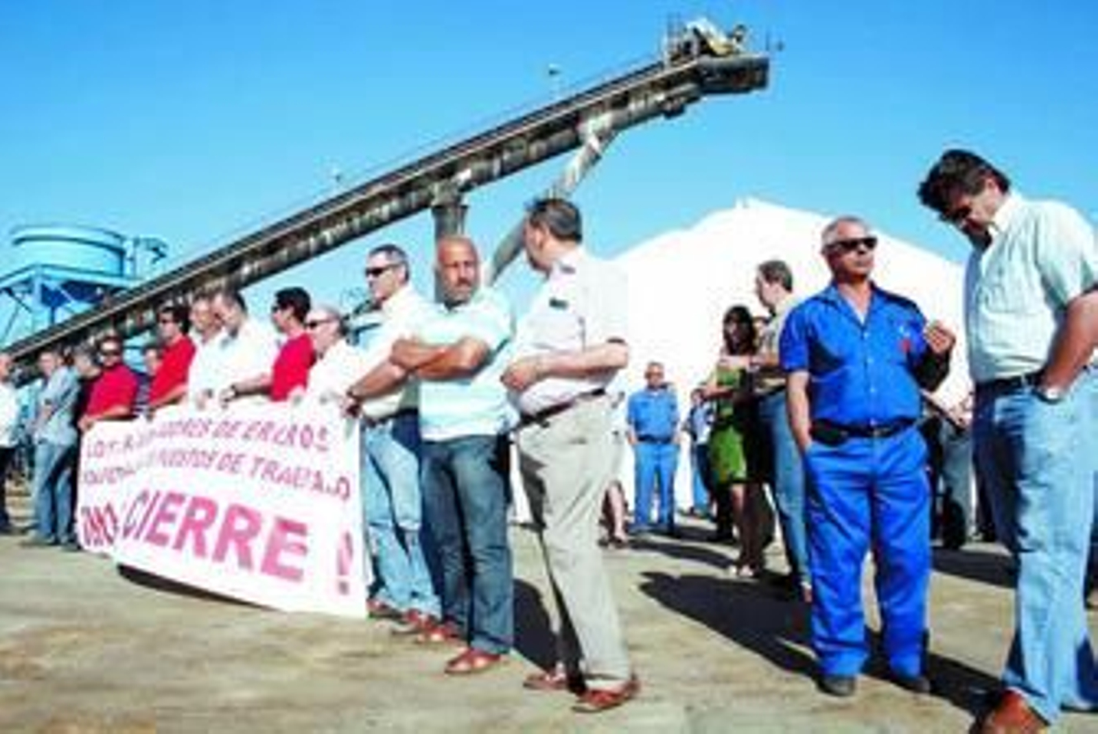 Protesta de los trabajadores de Ercros contra el cierre de la fábrica.
