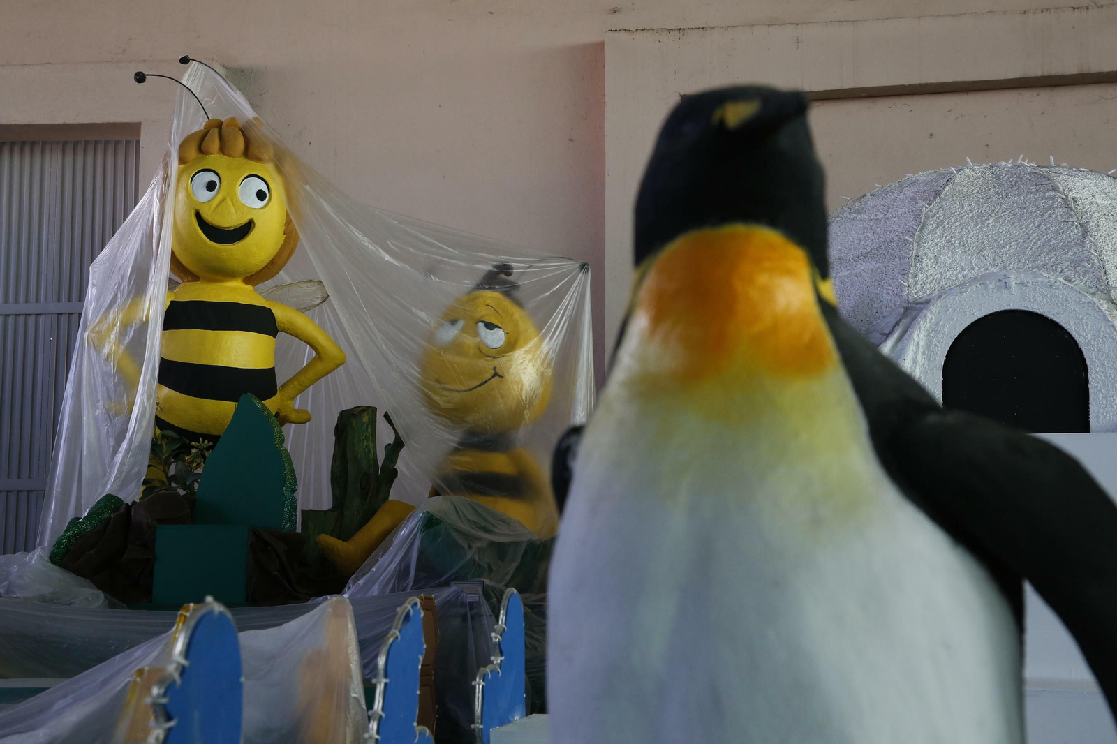 Ultimos preparativos de las carrozas de Granada capital.