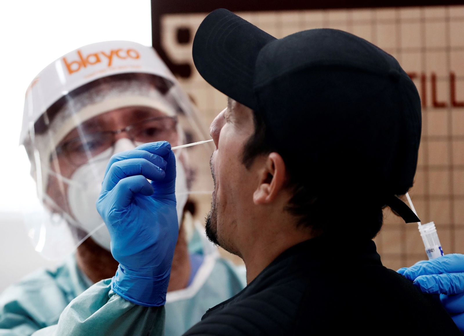 Un sanitario hace una prueba a un hombre