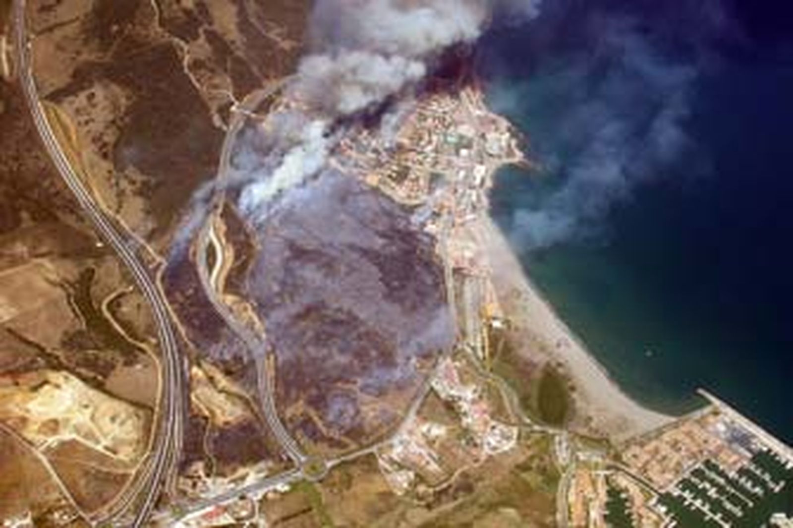 Imagen del incendio de Torreguadiaro desde el avión de coordinación del Infoca, el pasado día 19. /Plan Infoca