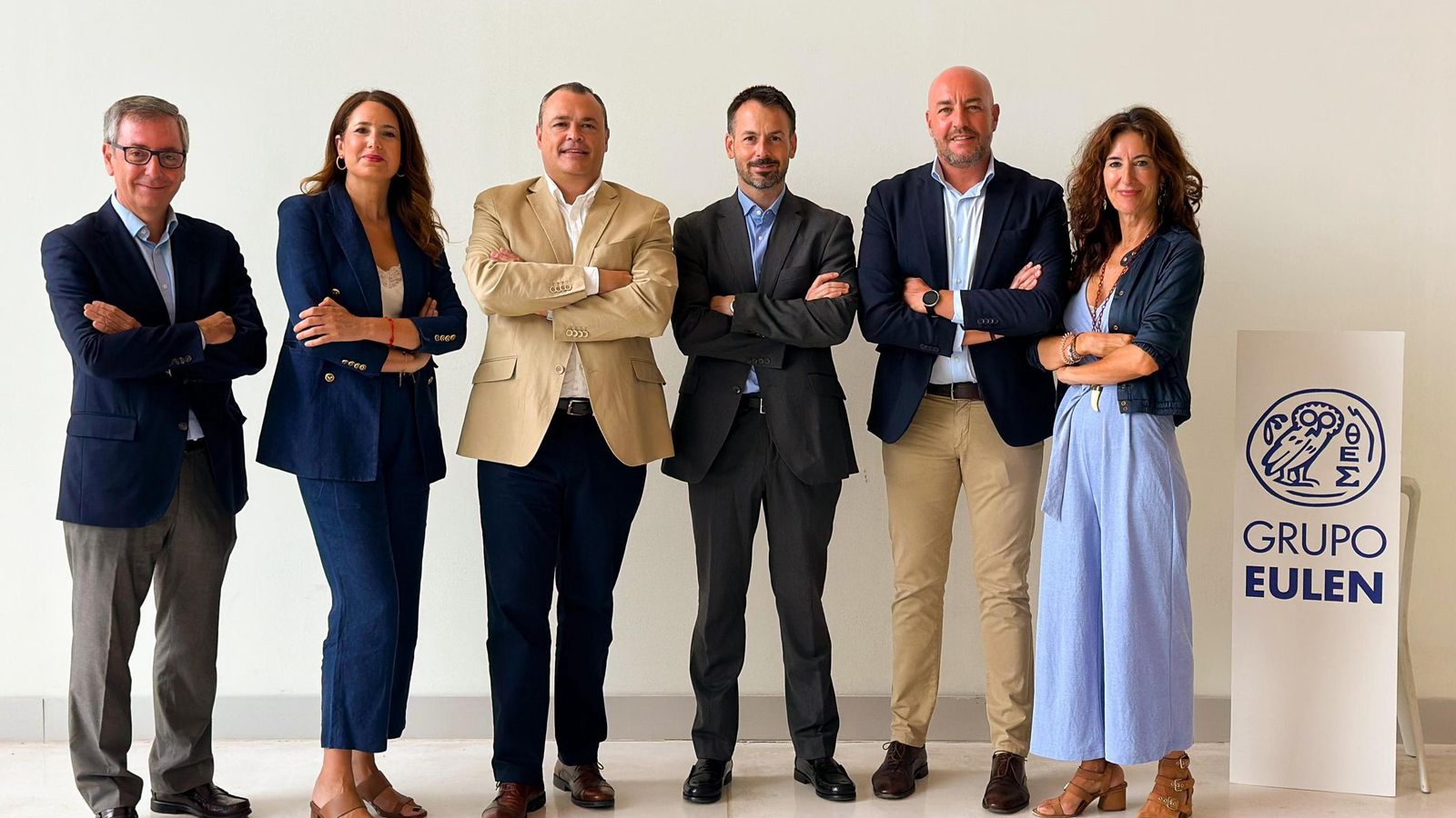Gloria Lozano, segunda por la izquierda, junto al equipo de dirección de Grupo Eulen en Andalucía