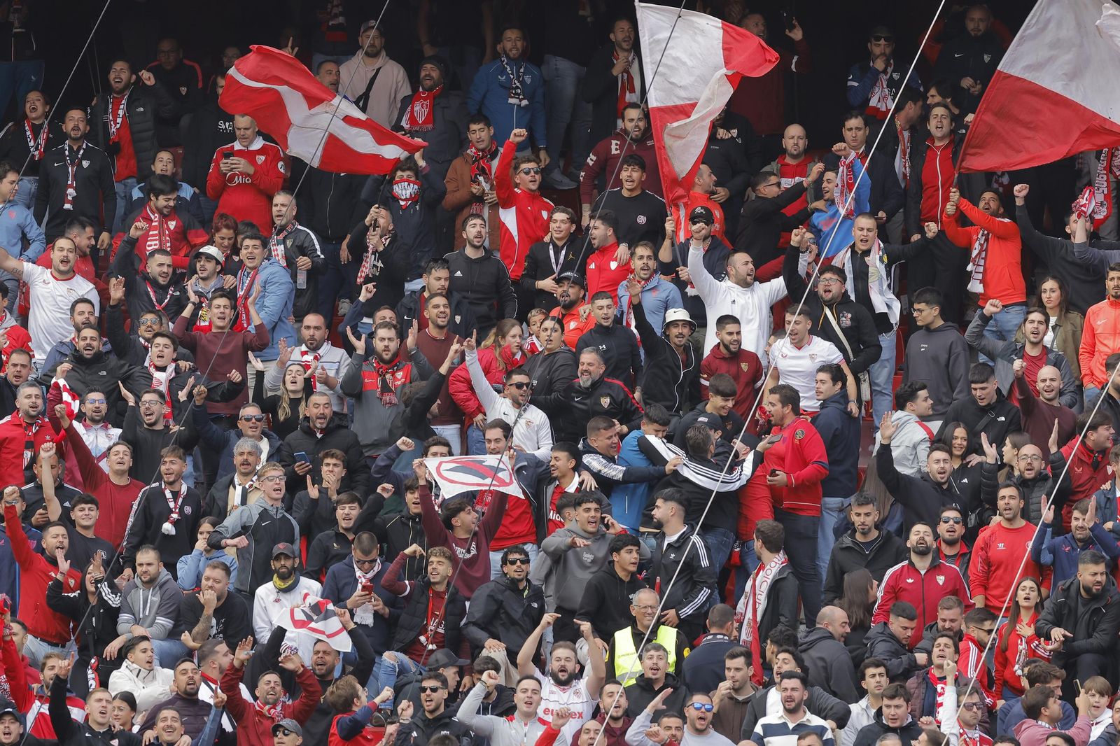 Búscate en las fotos del Sevilla -Betis