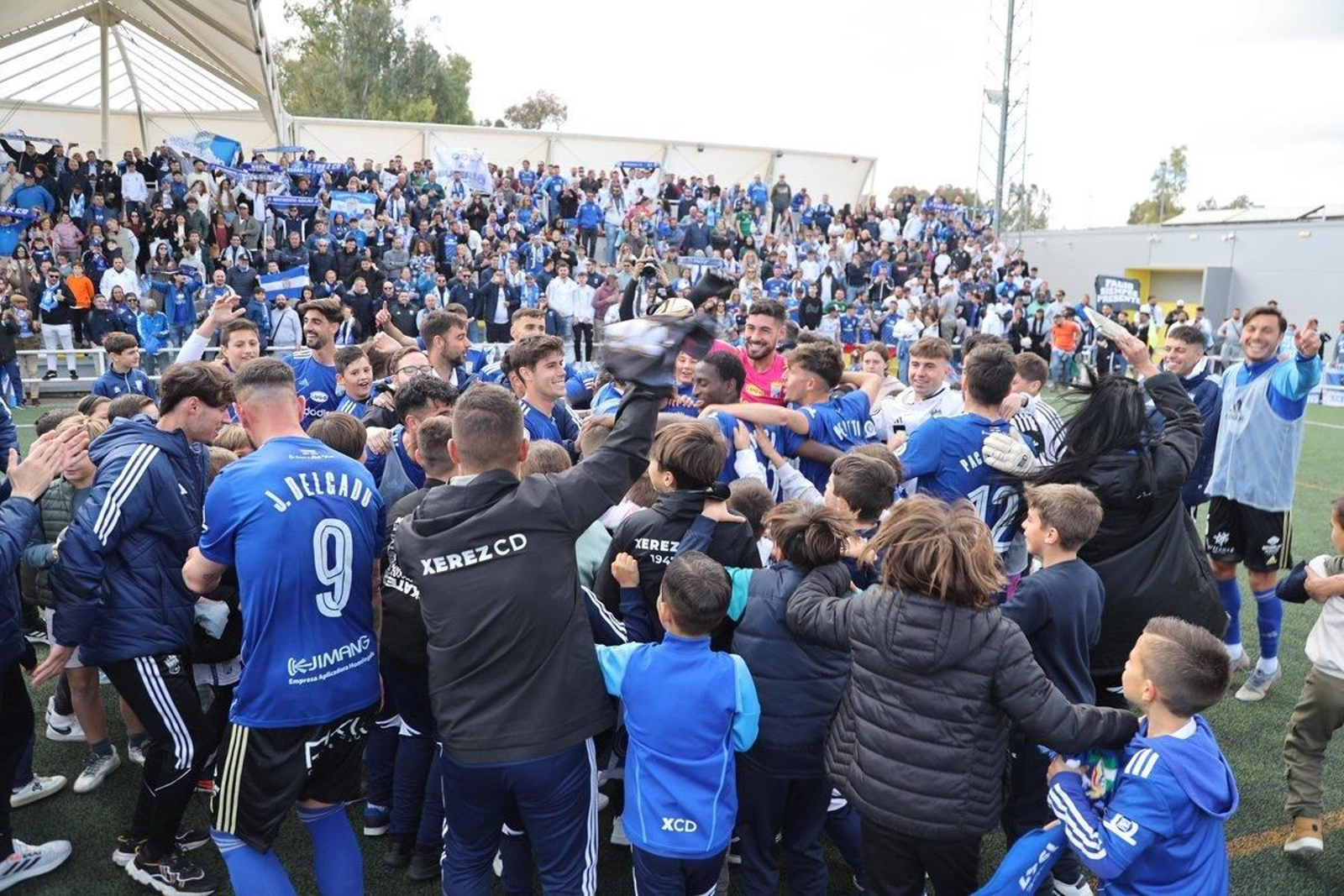 La victoria en Utrera desató la euforia entre plantilla y afición.