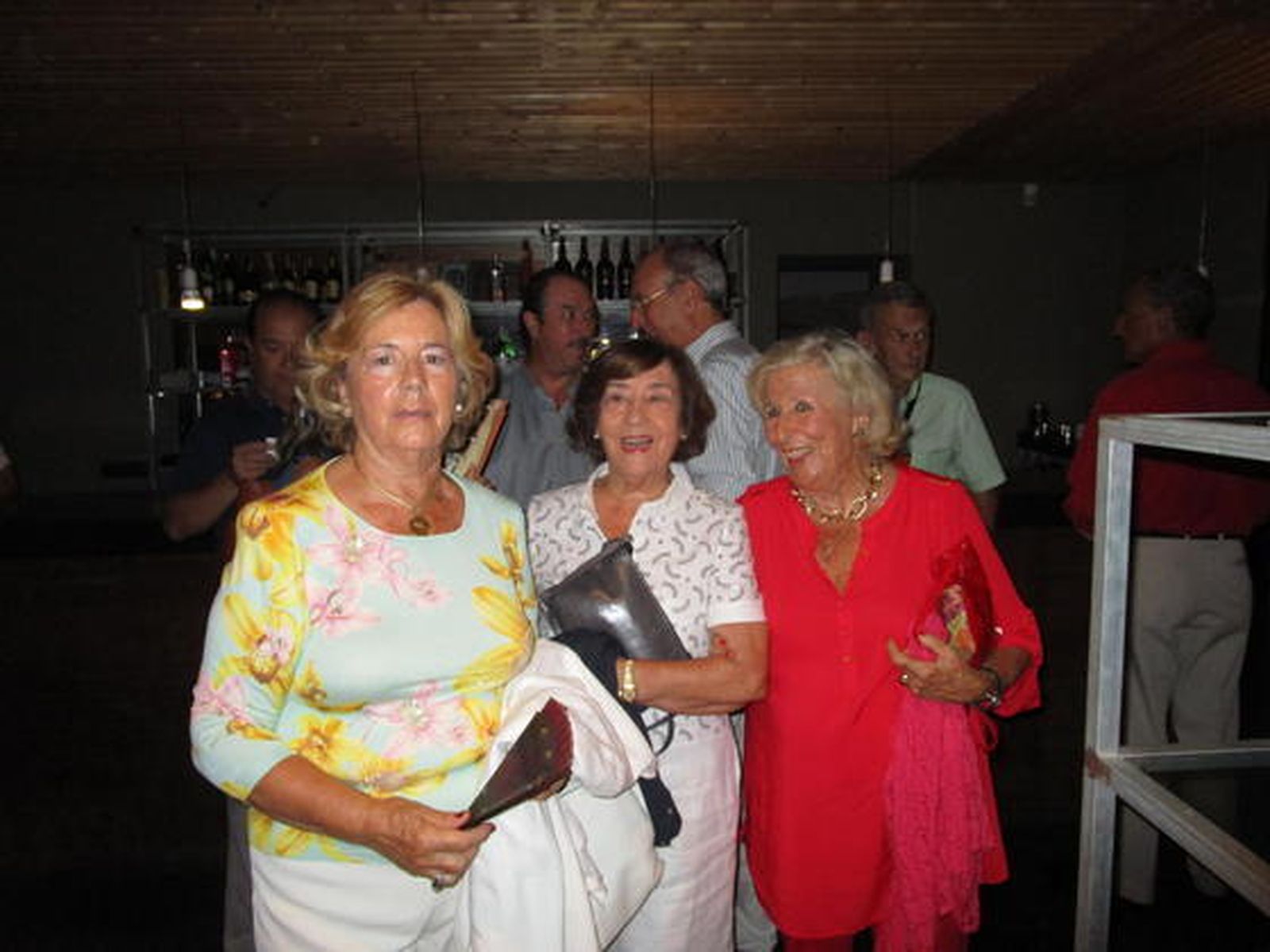 Pilar Sánchez, Guadalupe Plaza y Helena Gómez, durante el cóctel de inauguración.  Foto: Ignacio Casas de Ciria